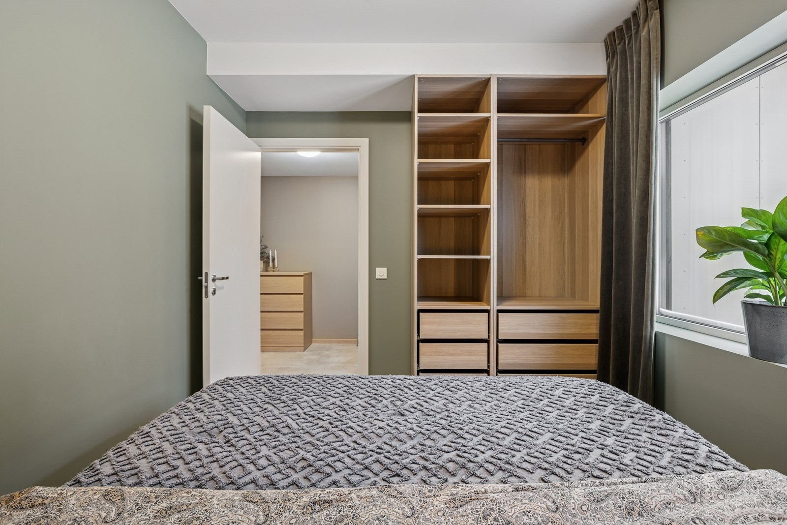 Leiligheten byr på flotte kvaliteter som store vinduer, gode oppbevaringsmuligheter og en barnevennlig planløsning. Galleribilde