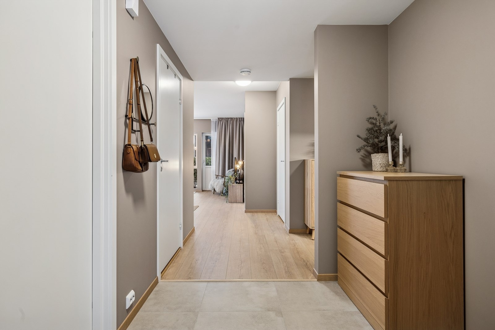 Delikate fargevalg og moderne løsninger gir leiligheten et gjennomført uttrykk. Galleribilde