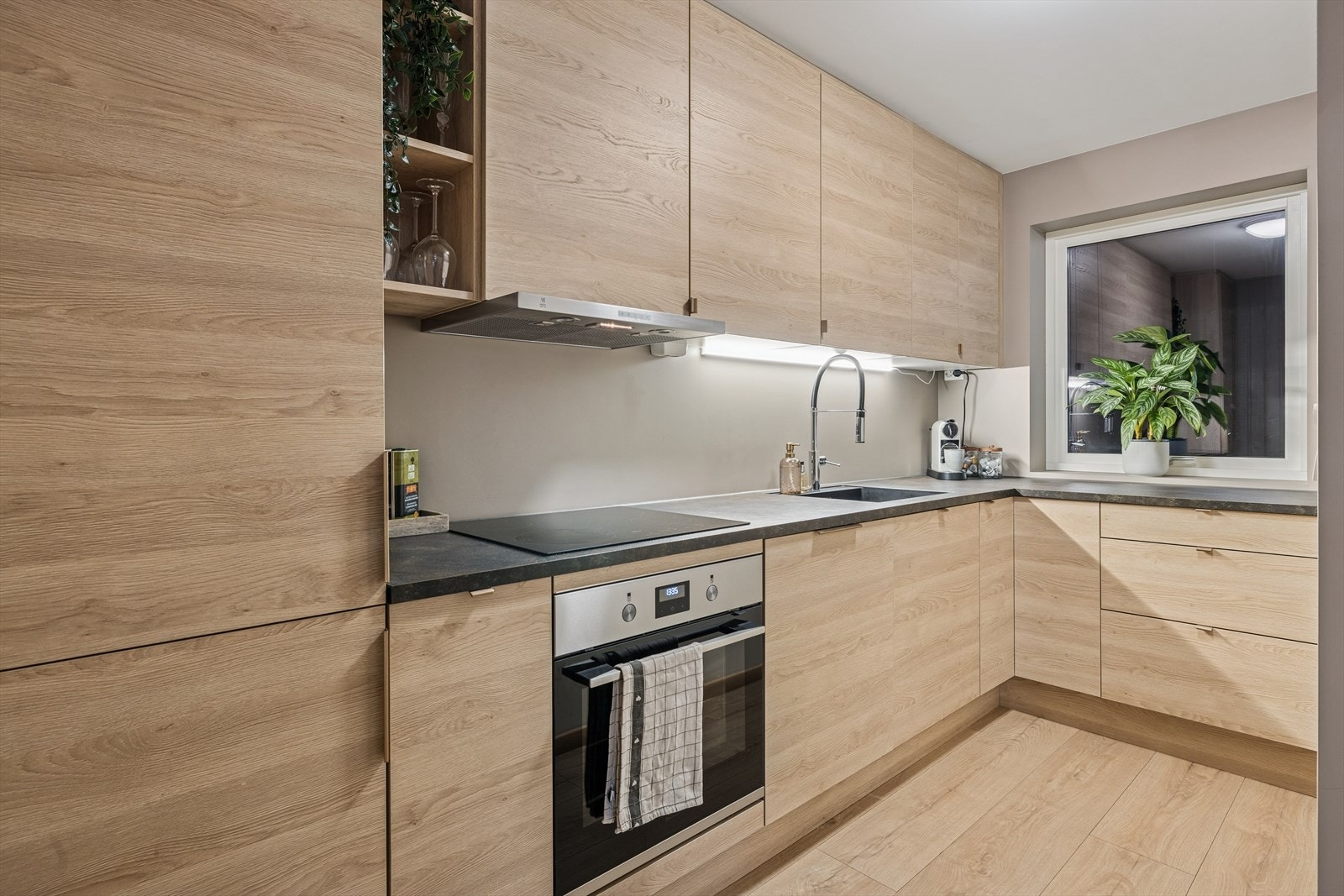 Innredningen består av moderne, tidløse og slette fronter med integrerte hvitevarer (platetopp, stekeovn, oppvaskmaskin og kjøl/frys) som medfølger. Galleribilde