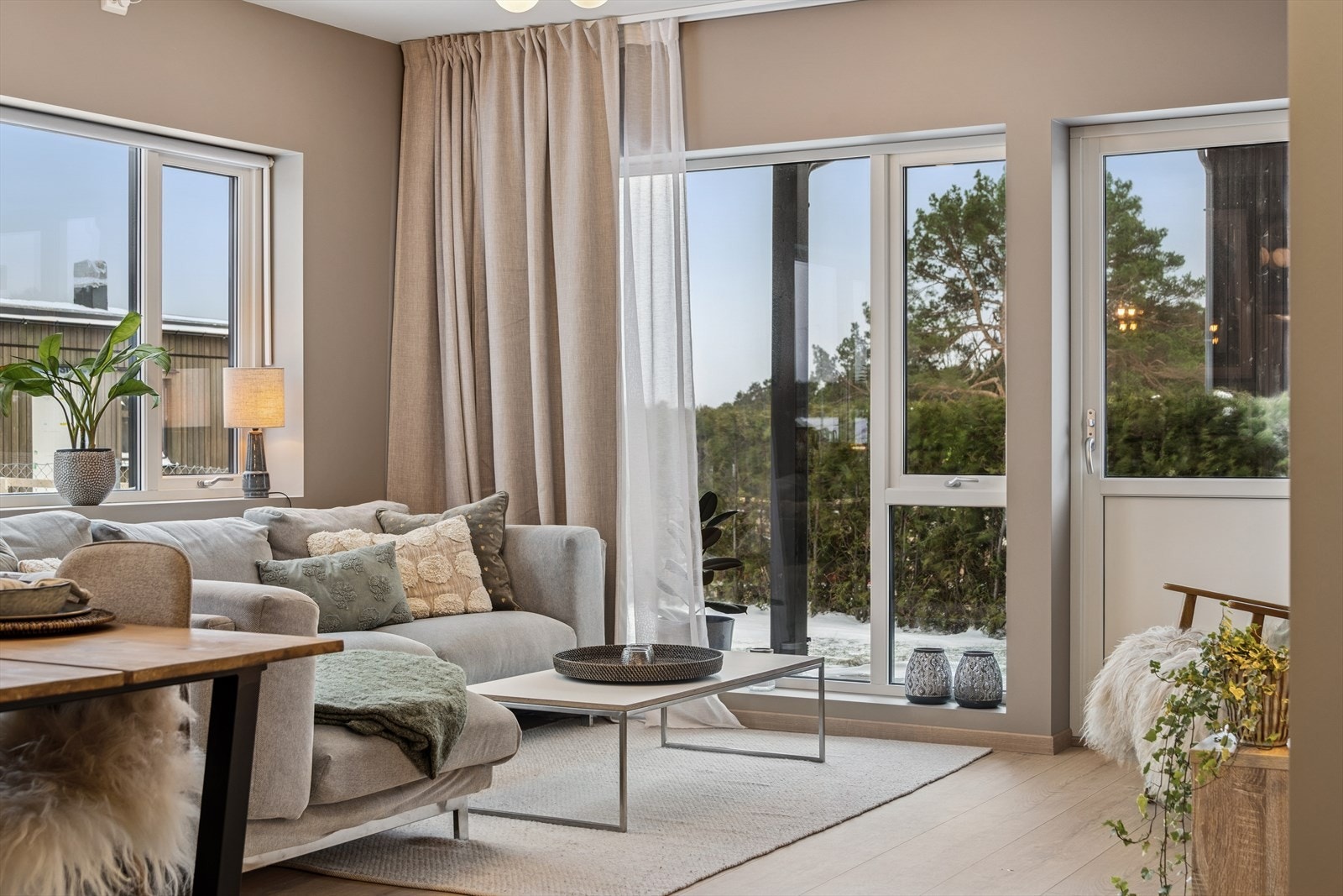 Fra stuen er det utgang til en solrik uteplass med overbygget terrasse, hvor du kan nyte solrike dager og lune kvelder. Galleribilde