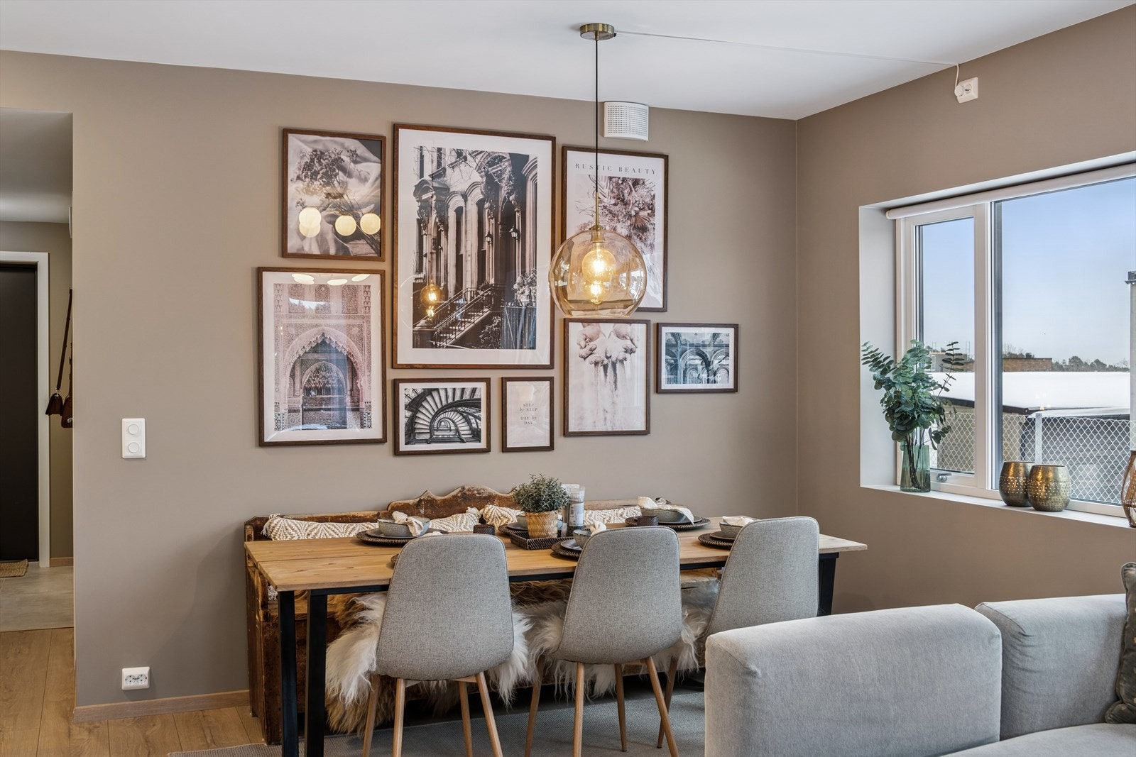 I stuen er det god plass til både sofa- og spisegruppe. Galleribilde