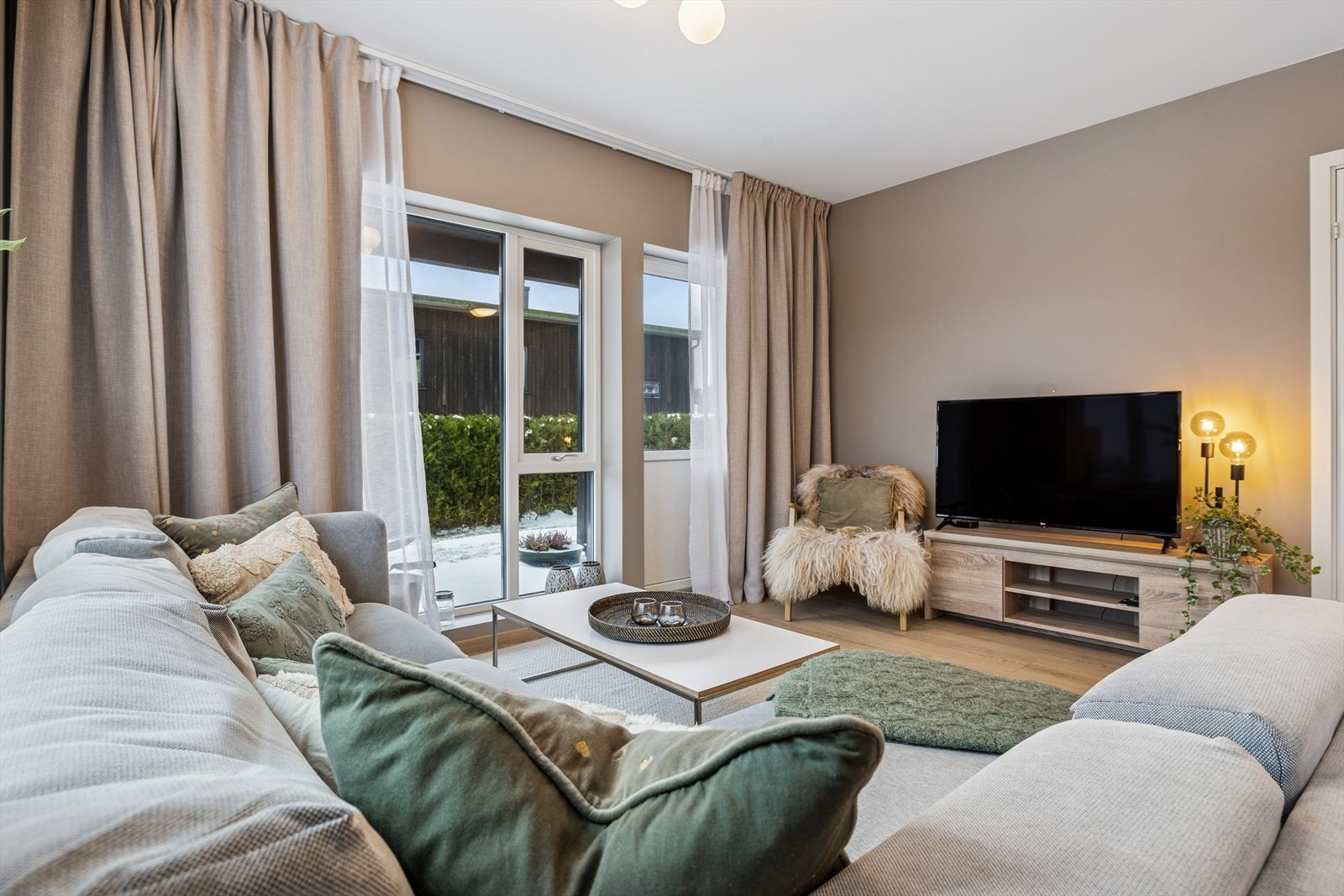 Store vindusflater på flere sider slipper inn rikelig med naturlig lys og skaper en behagelig atmosfære. Galleribilde