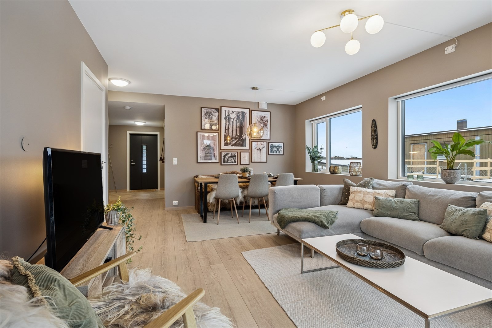 Denne innbydende 3-roms hjørneleiligheten fra 2021 byr på moderne kvaliteter, store vindusflater og en gjennomgående planløsning som skaper en lys og luftig atmosfære. Galleribilde