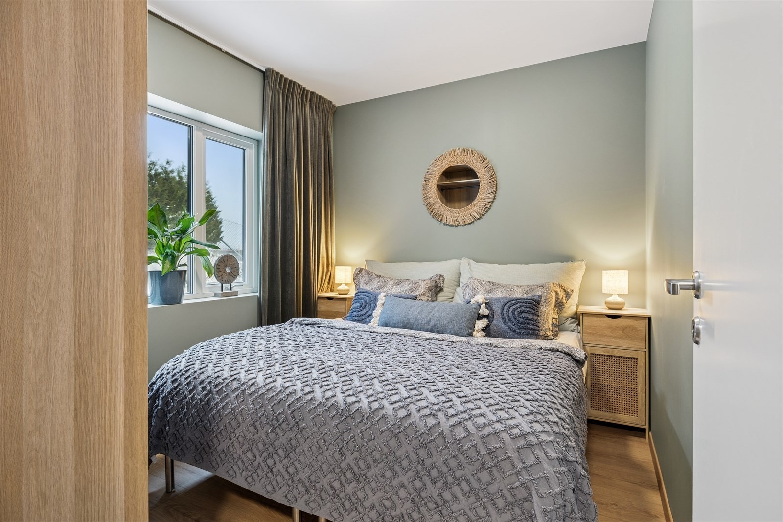 Begge soverom er romslige, med god plass til dobbeltseng og medfølgende garderobeskap. Galleribilde