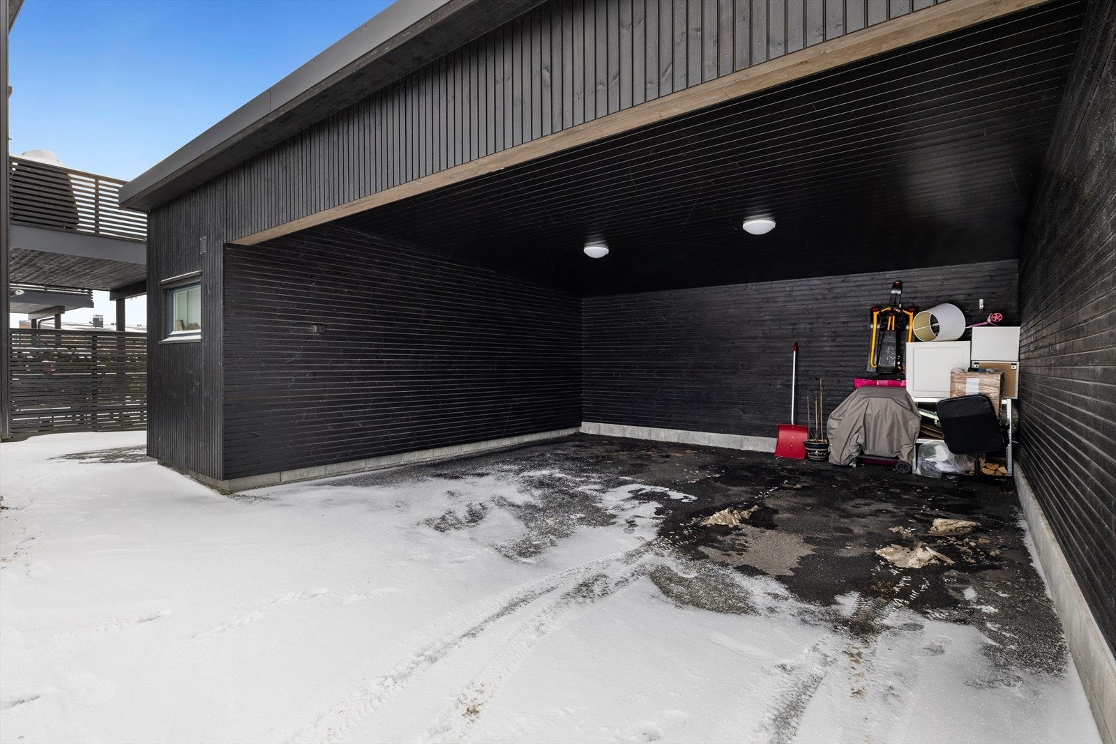 Gode parkeringsmuligheter med utvendig carport på 18 m². Galleribilde