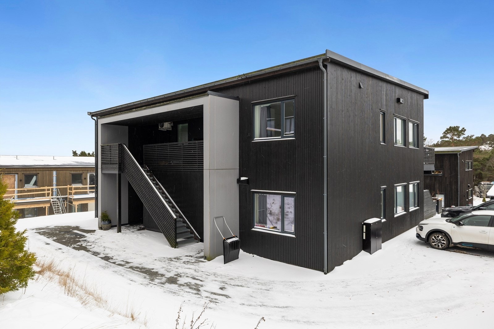 Hjørneleiligheten ligger i en moderne firemannsbolig fra 2021. Galleribilde