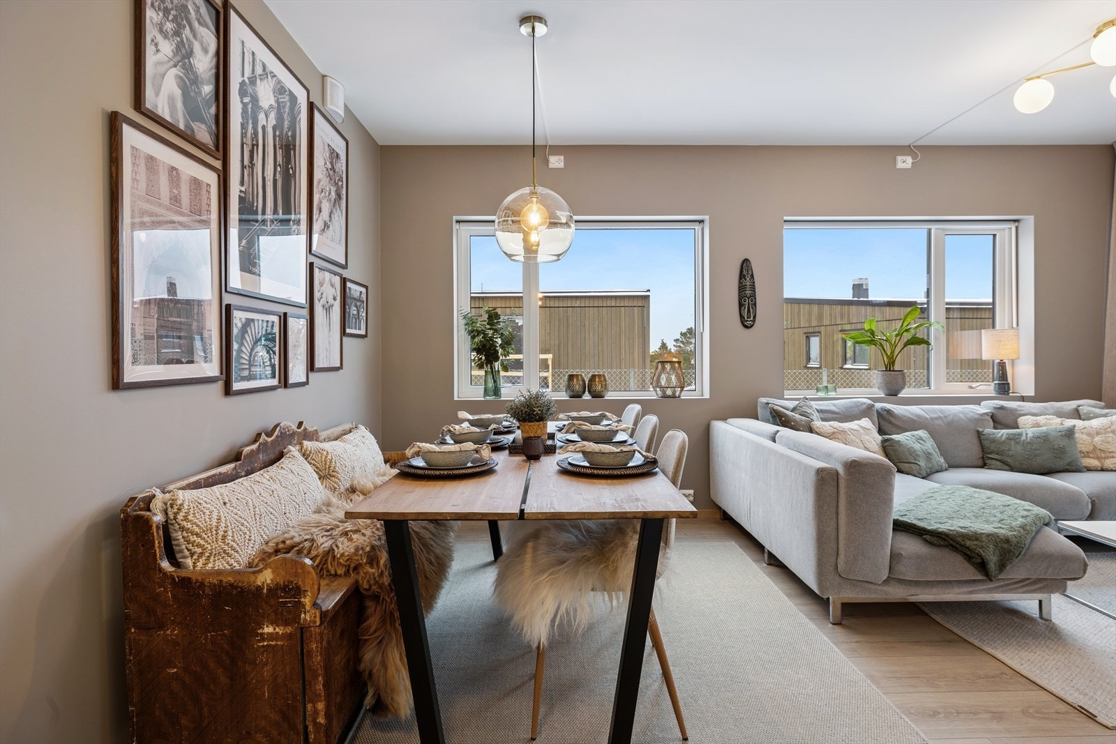 Boligen er oppført etter TEK17 og har moderne løsninger med vannbåren varme i store deler av leiligheten, unntatt på soverommene og i boden. Galleribilde