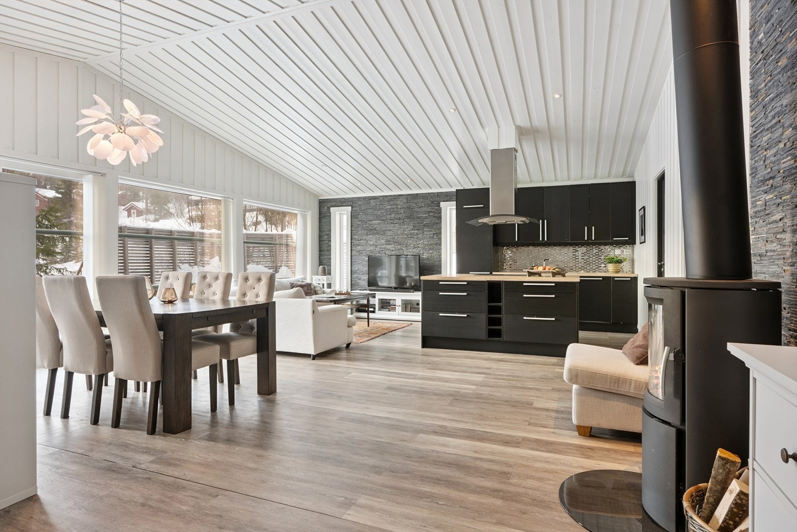 Boligen framstår med en moderne stil og har åpen løsning stue/kjøkken. Kjøkken med integrert hvitevarer. Store vindusflater og bra takhøyde. Galleribilde