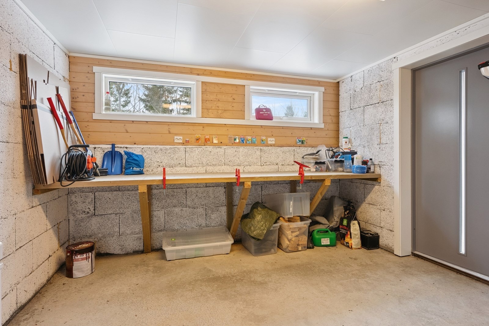 Praktisk bod med inngang fra carport. Galleribilde