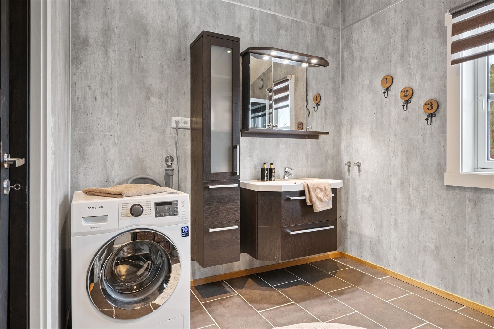 Bad med opplegg for vaskemaskin. Varme i gulv. Galleribilde