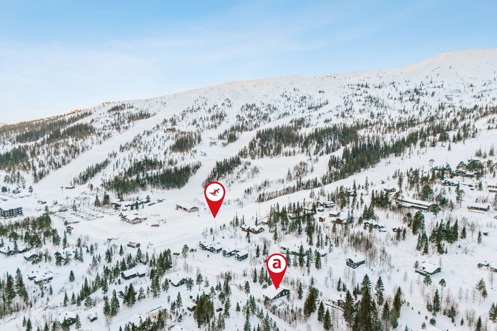 Fritidsboligen ligger i etablert hyttefelt ett steinkast fra barneheisen. Galleribilde