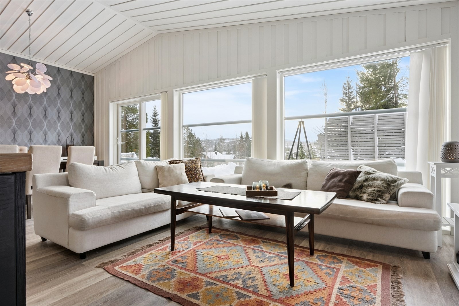 Store vindusflater og bra takhøyde. Vannbåren varme i gulv på stue/kjøkken og bad. Galleribilde