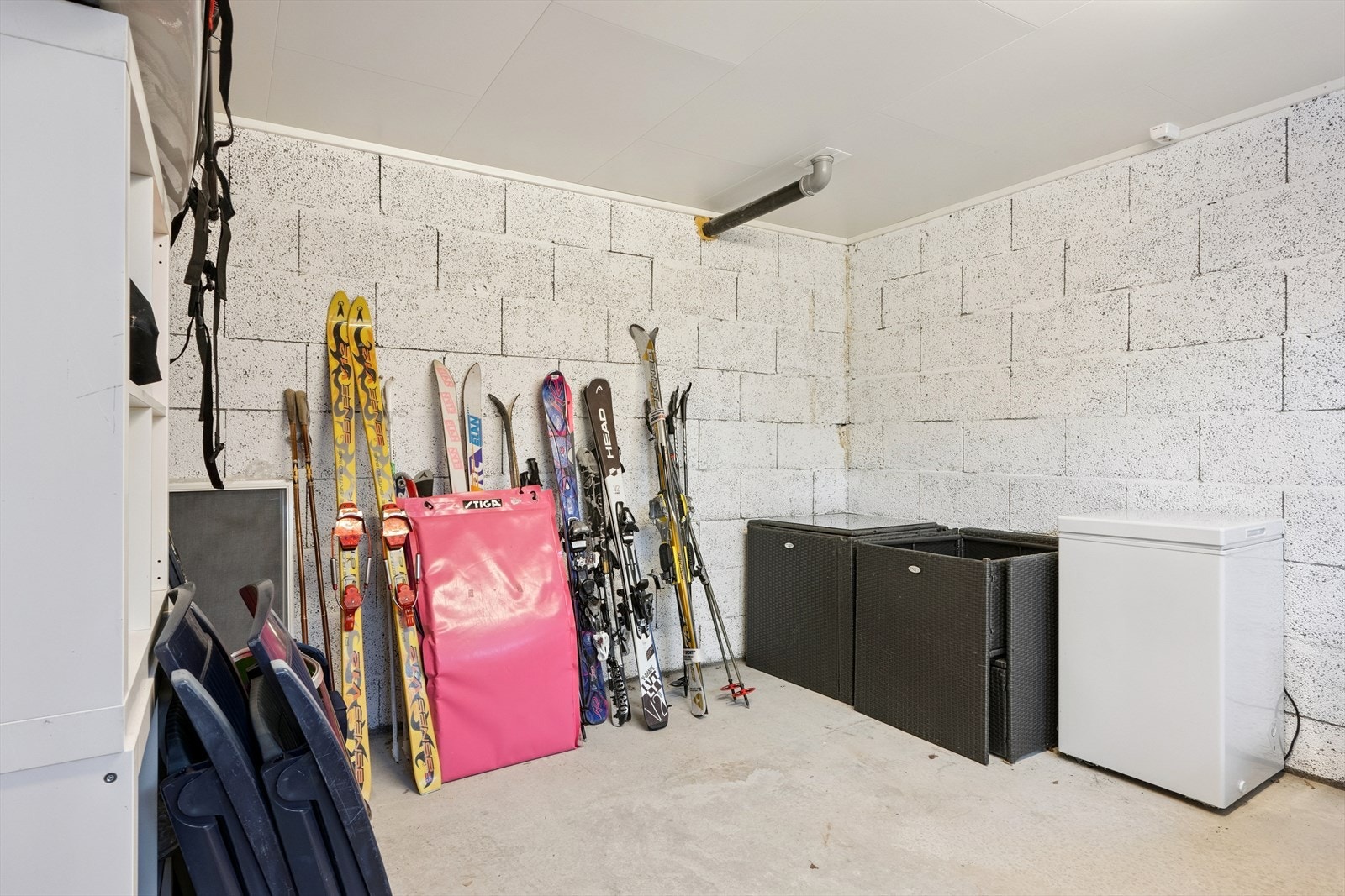 Praktisk bod med inngang fra carport. Galleribilde