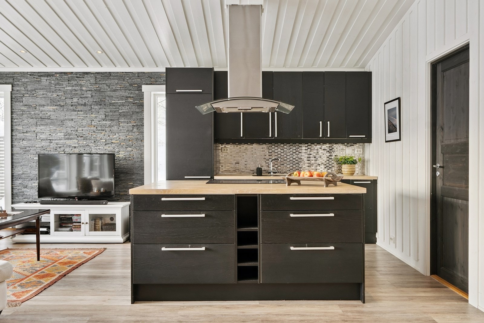 . Kjøkken med integrert hvitevarer. Galleribilde