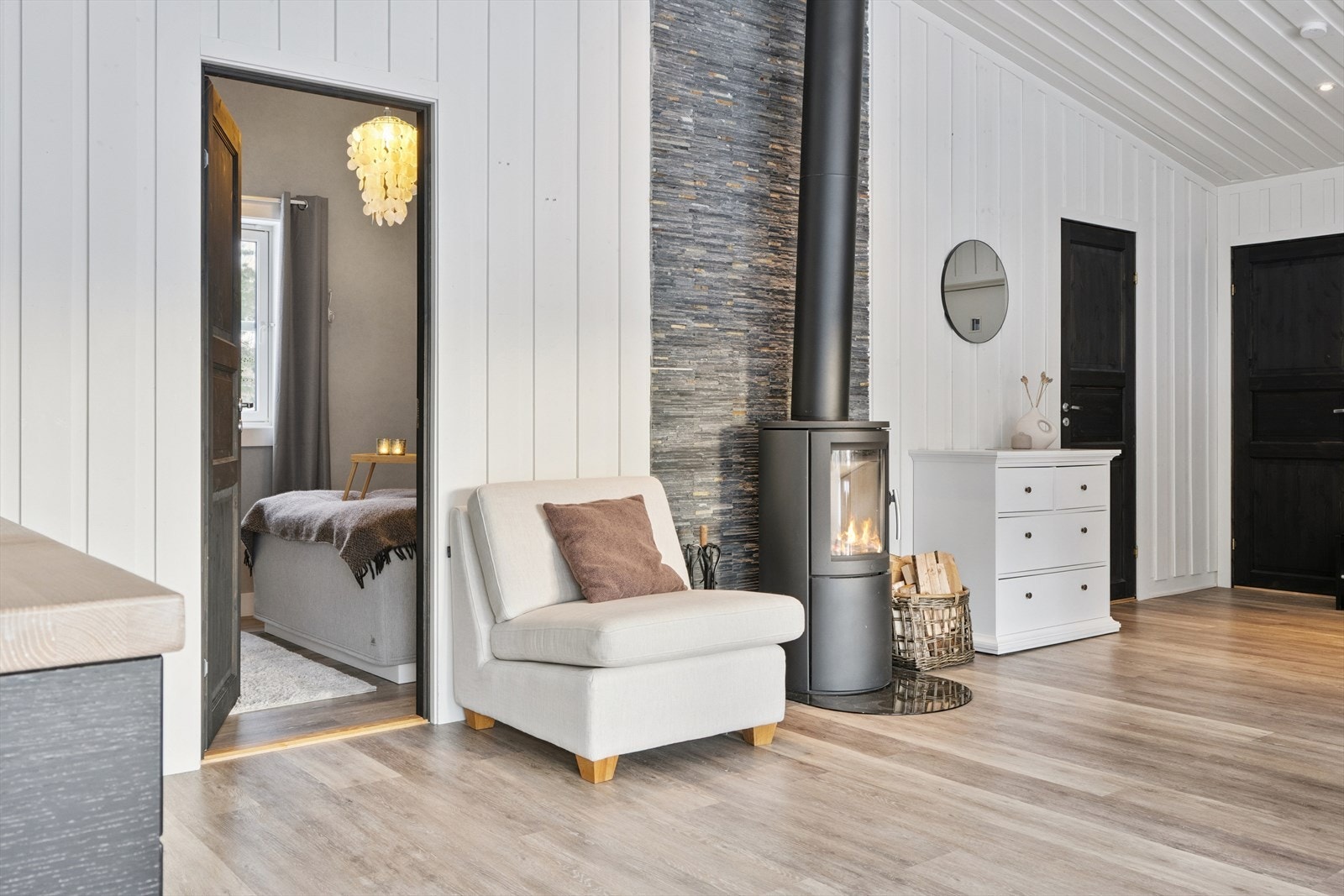 Oppvarming med vedovn og vannbåren varme i gulv på stue/kjøkken og bad. Galleribilde