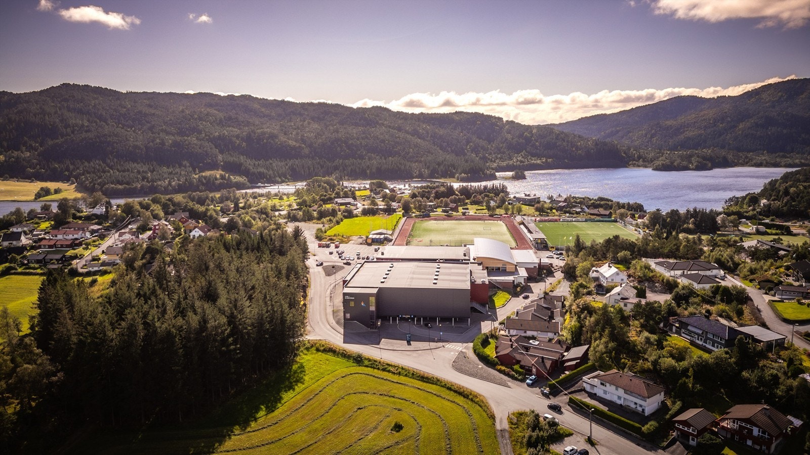 - Det er godt kollektivtilbud, tre barnehager, barneskole, Os idrettsanlegg og Os AMFI like ved. Galleribilde