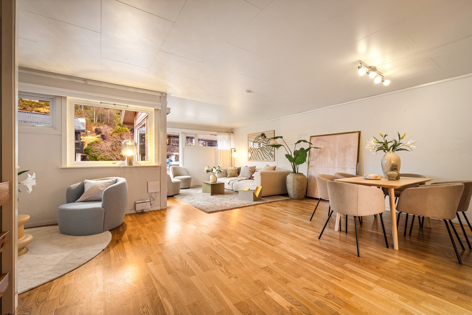 - Romslig stue med plass til flere soner - Galleribilde