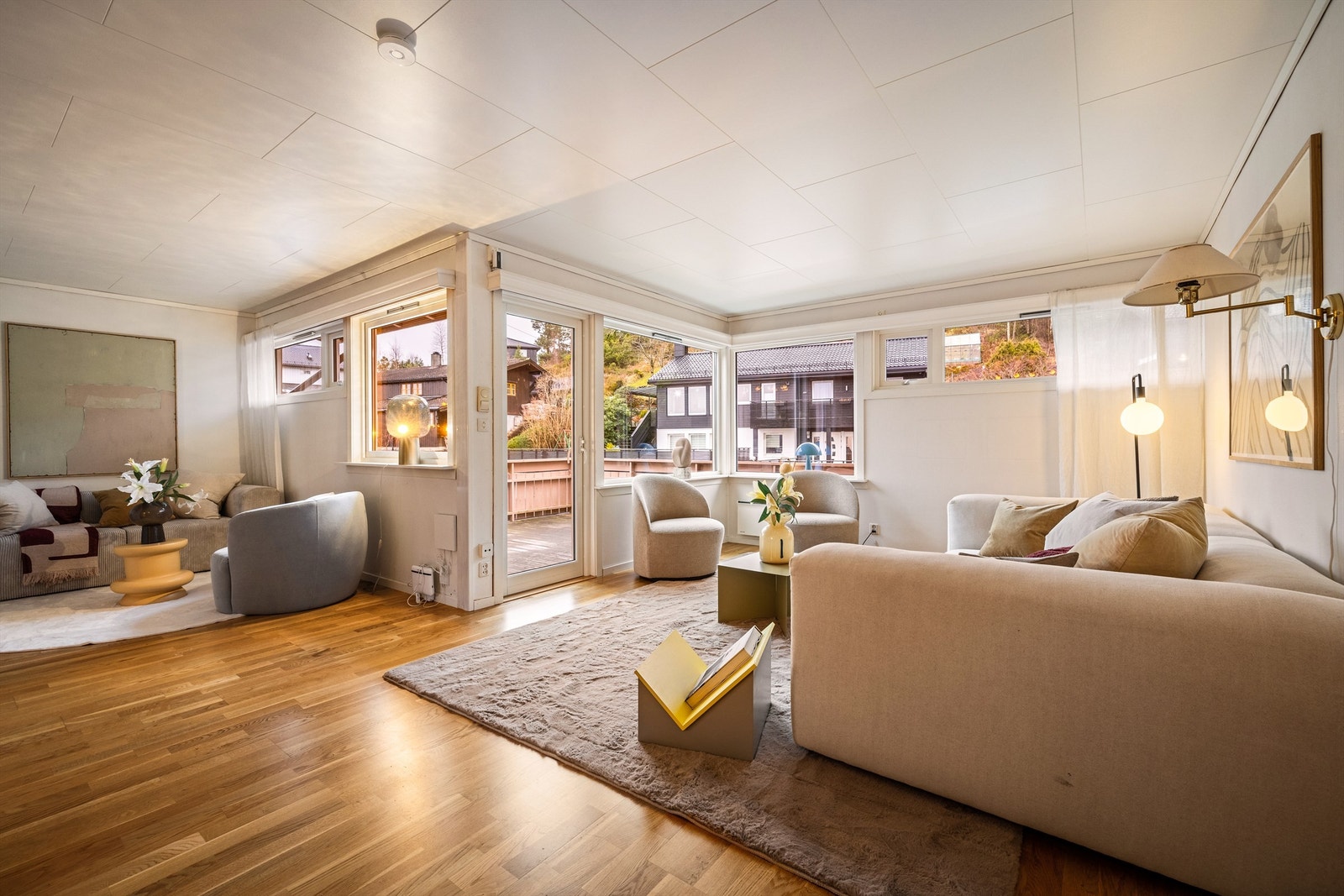 - Romslig stue på hele 43 kvm som ble pusset opp i år 2000. I flere tilsvarende hus i borettslaget er del av stue gjort om til soverom/kontor. - Galleribilde