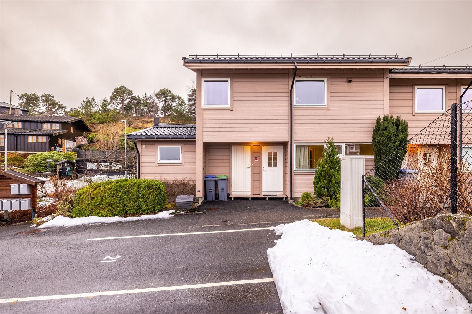 - Det medfølger fast parkeringsplass med el-bil lader. I tillegg er det gjesteparkering tilhørende borettslaget. - Galleribilde