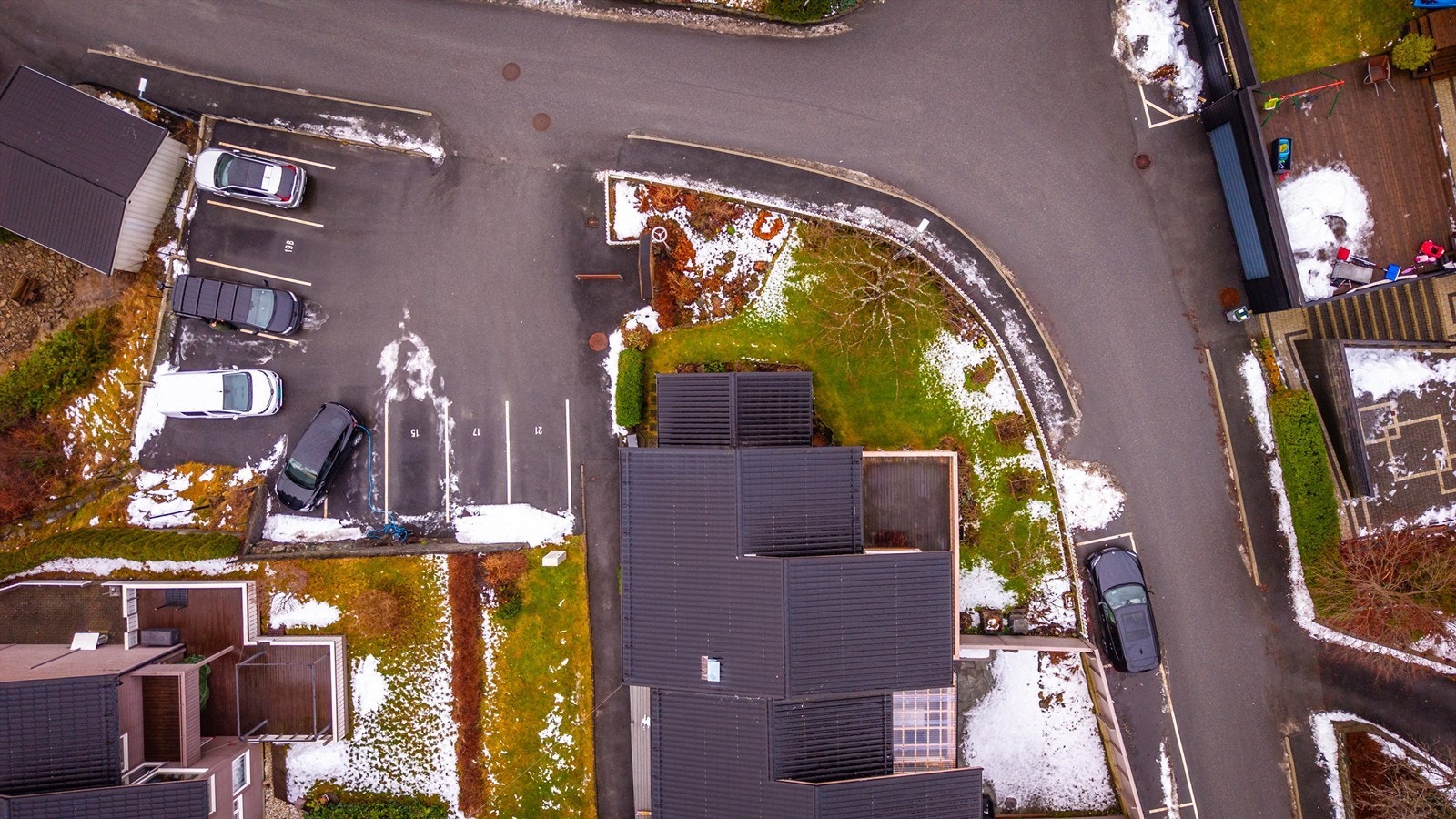 - Meget praktisk beliggenhet like ved parkeringsplassen. - Galleribilde