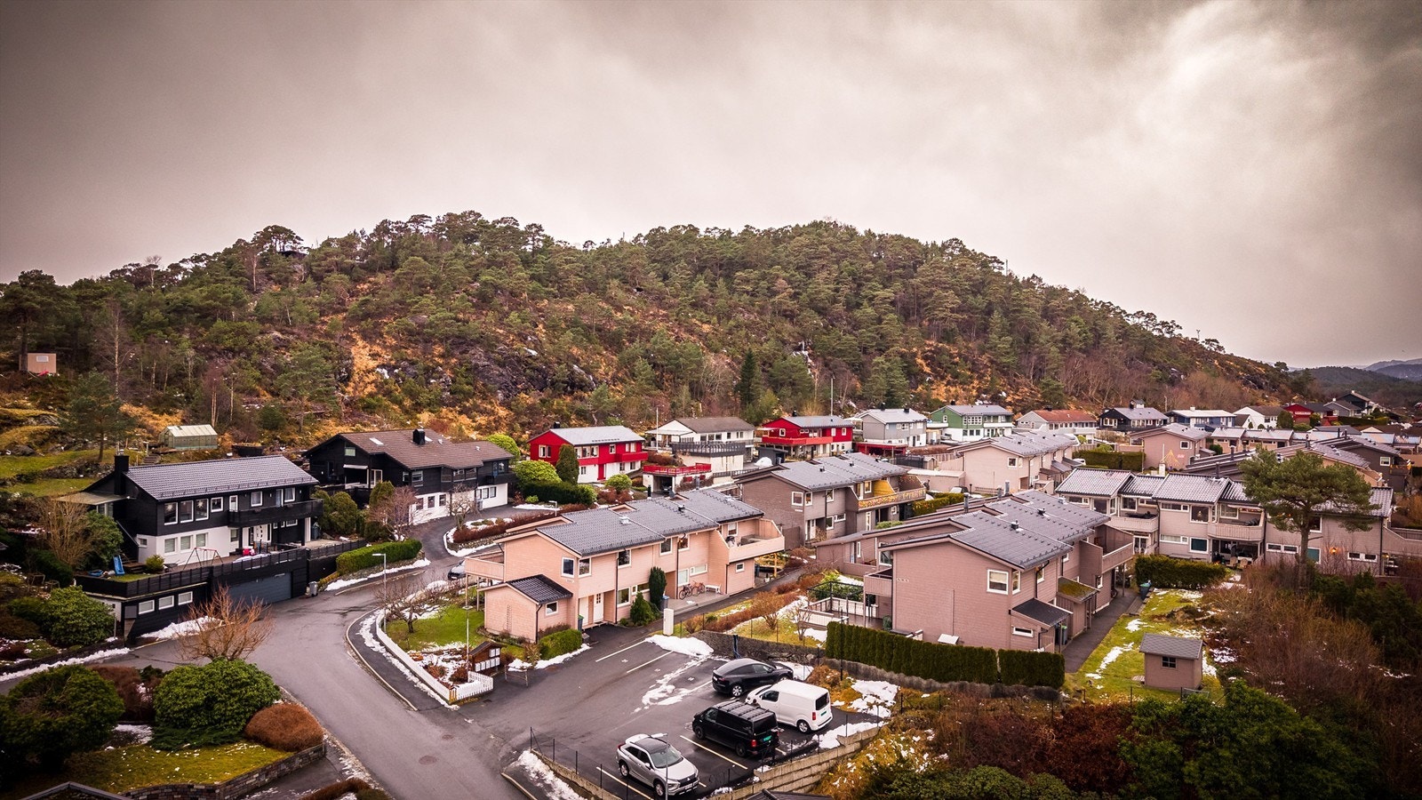 - Trygge og gode oppvekstsvilkår. Området består av rekkehus og eneboliger. - Galleribilde