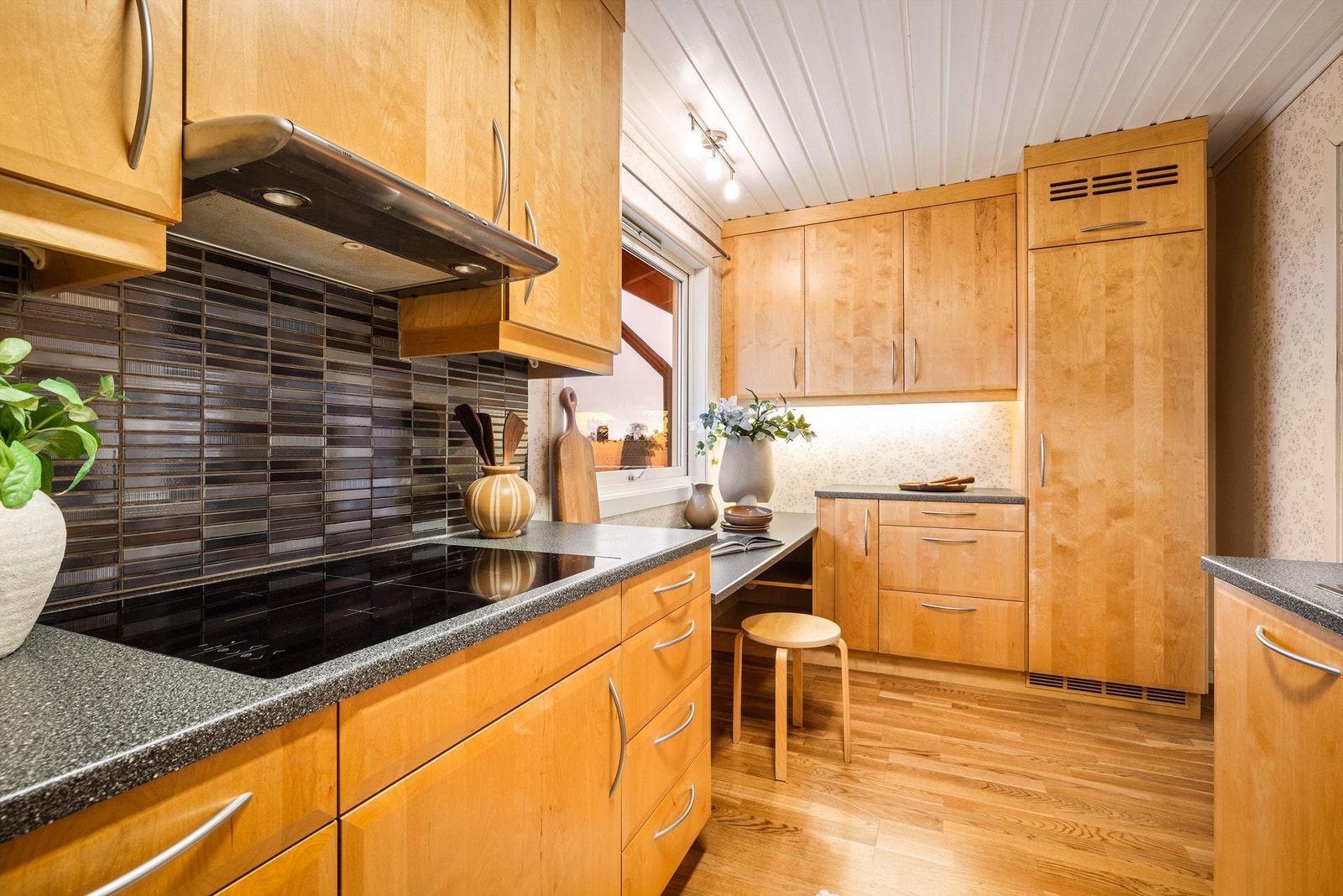 - Integrerte hvitevarer som platetopp, stekeovn, oppvaskmaskin og kjøl/frys - Galleribilde