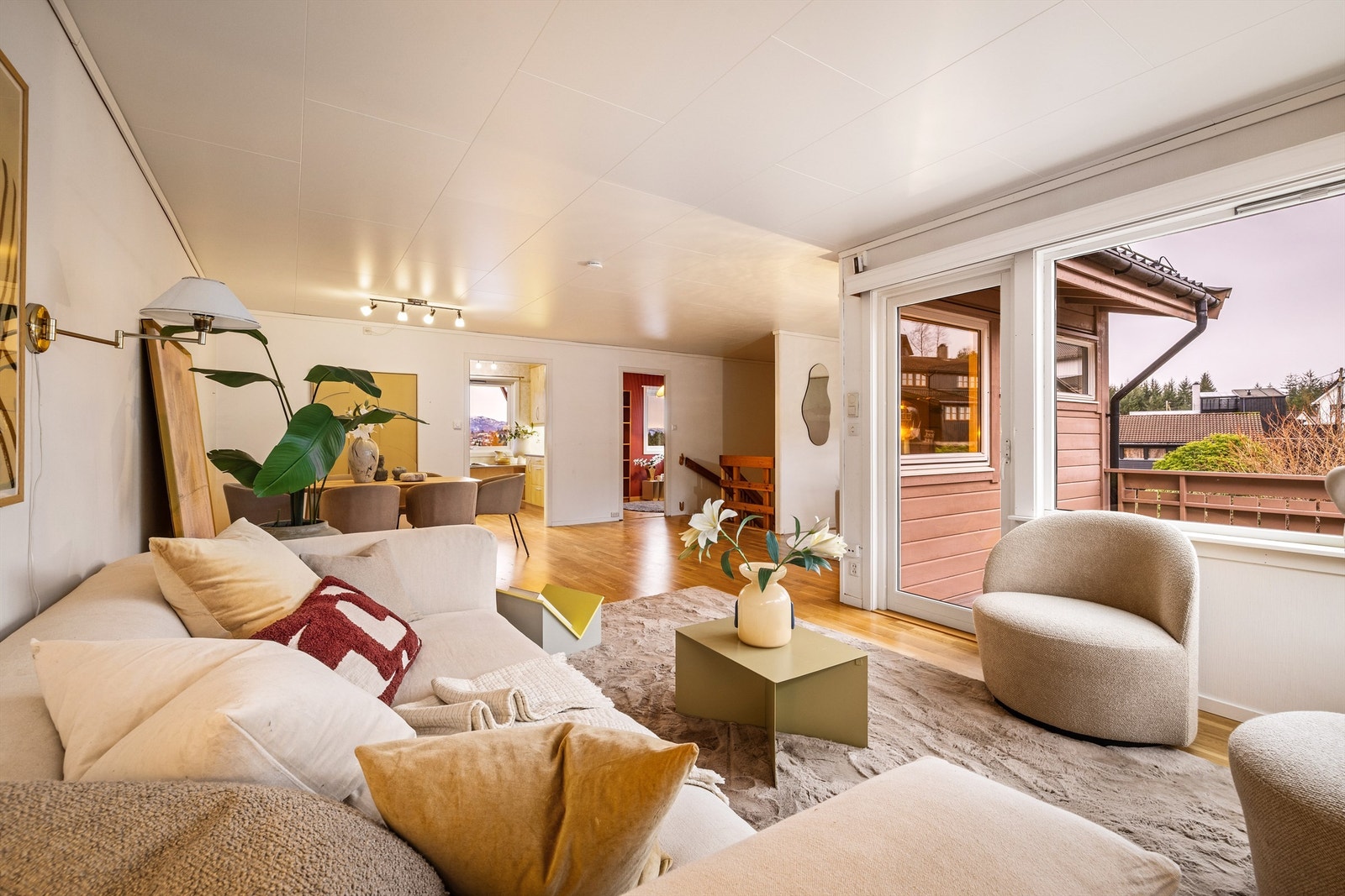 - Store vindusflater og dør til altan - Galleribilde