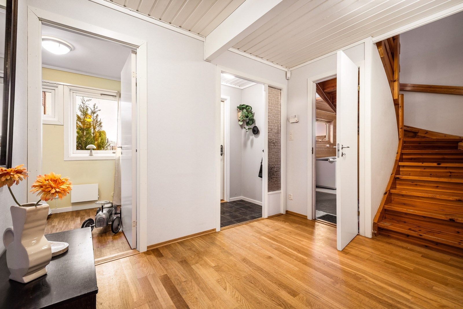 - Velkommen inn. Det er klesoppheng i vindfang og god garderobeplass i gangen. - Galleribilde