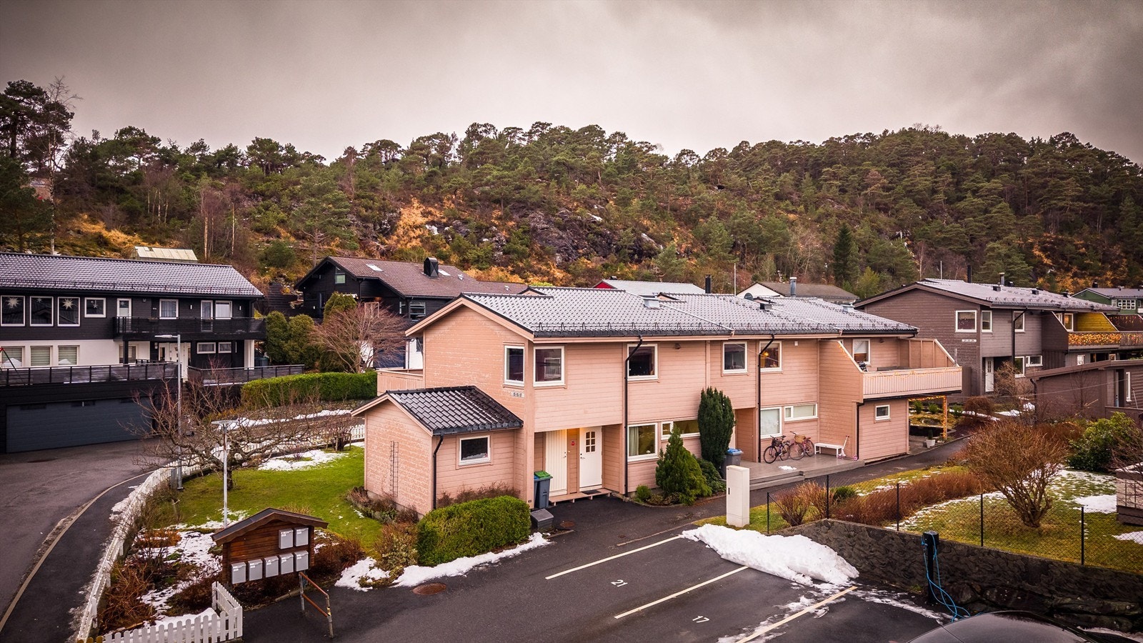 - I 2020 ble det skiftet vinduer, takrenner og slitte kledningsbord. Fasaden ble også malt. Arbeid ble gjort i regi av borettslaget. - Galleribilde