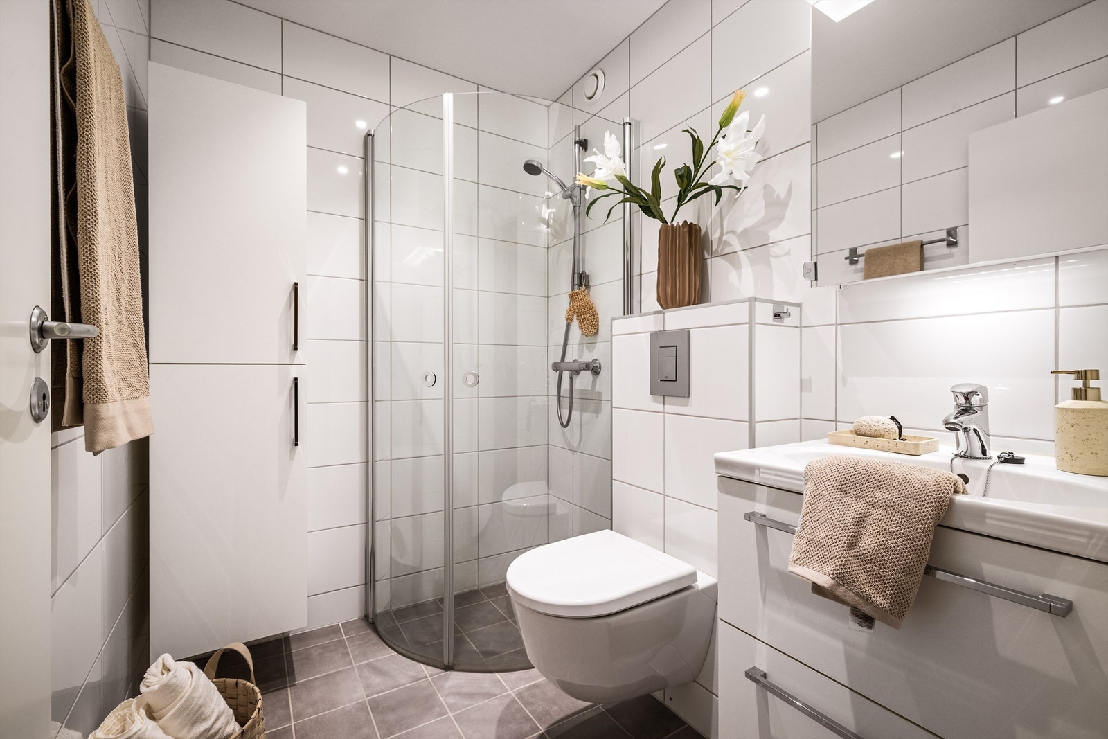 - Det er to lekre bad i boligen, begge ble pusset opp i 2015 - Galleribilde