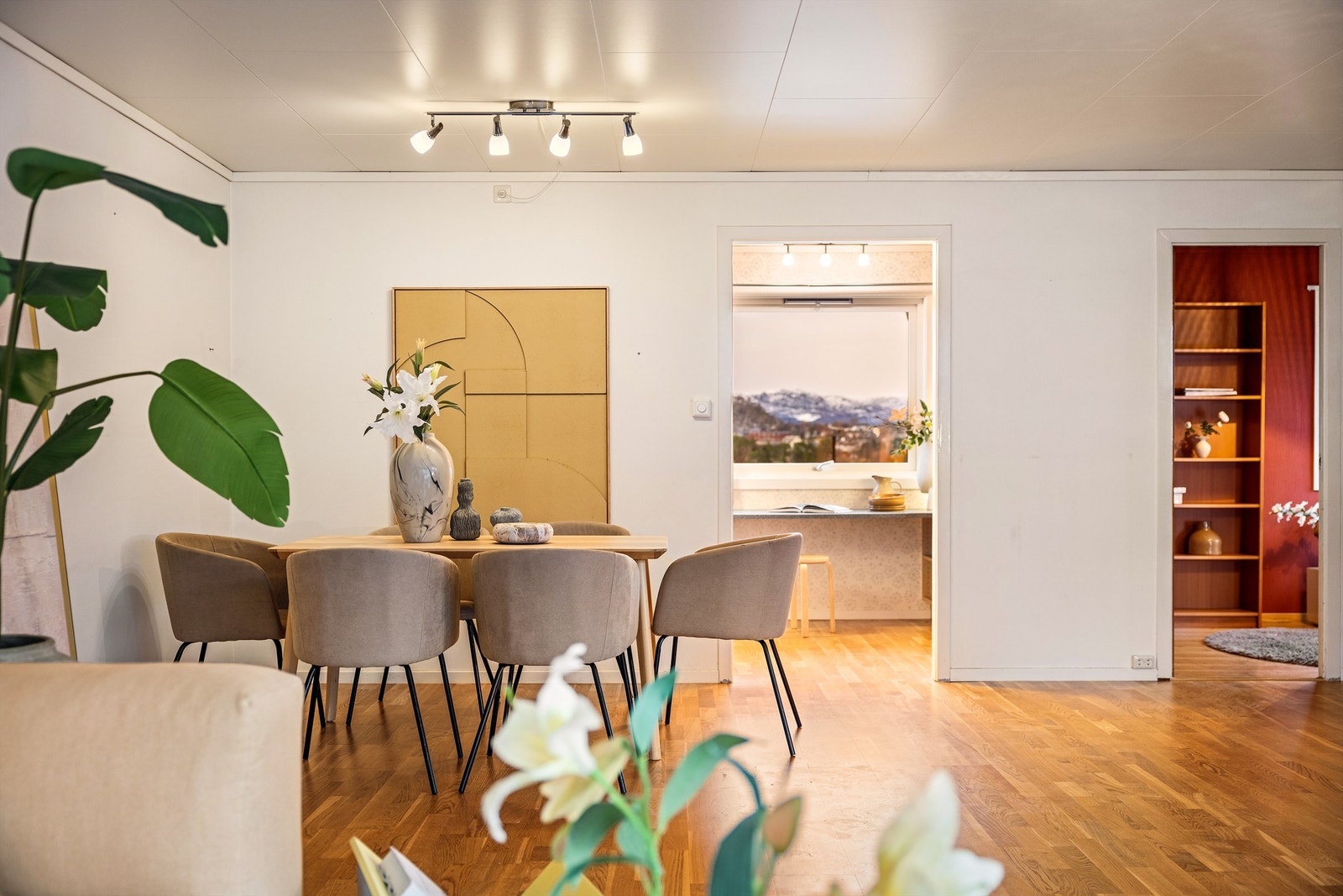 - God plass til spisebord like ved kjøkkenet - Galleribilde