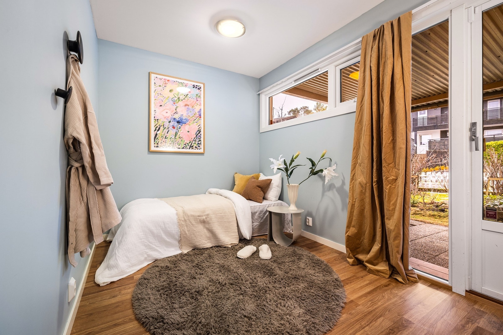 - Deler av terrasse i tilknytting til hage er overbygget av den store altanen. - Galleribilde