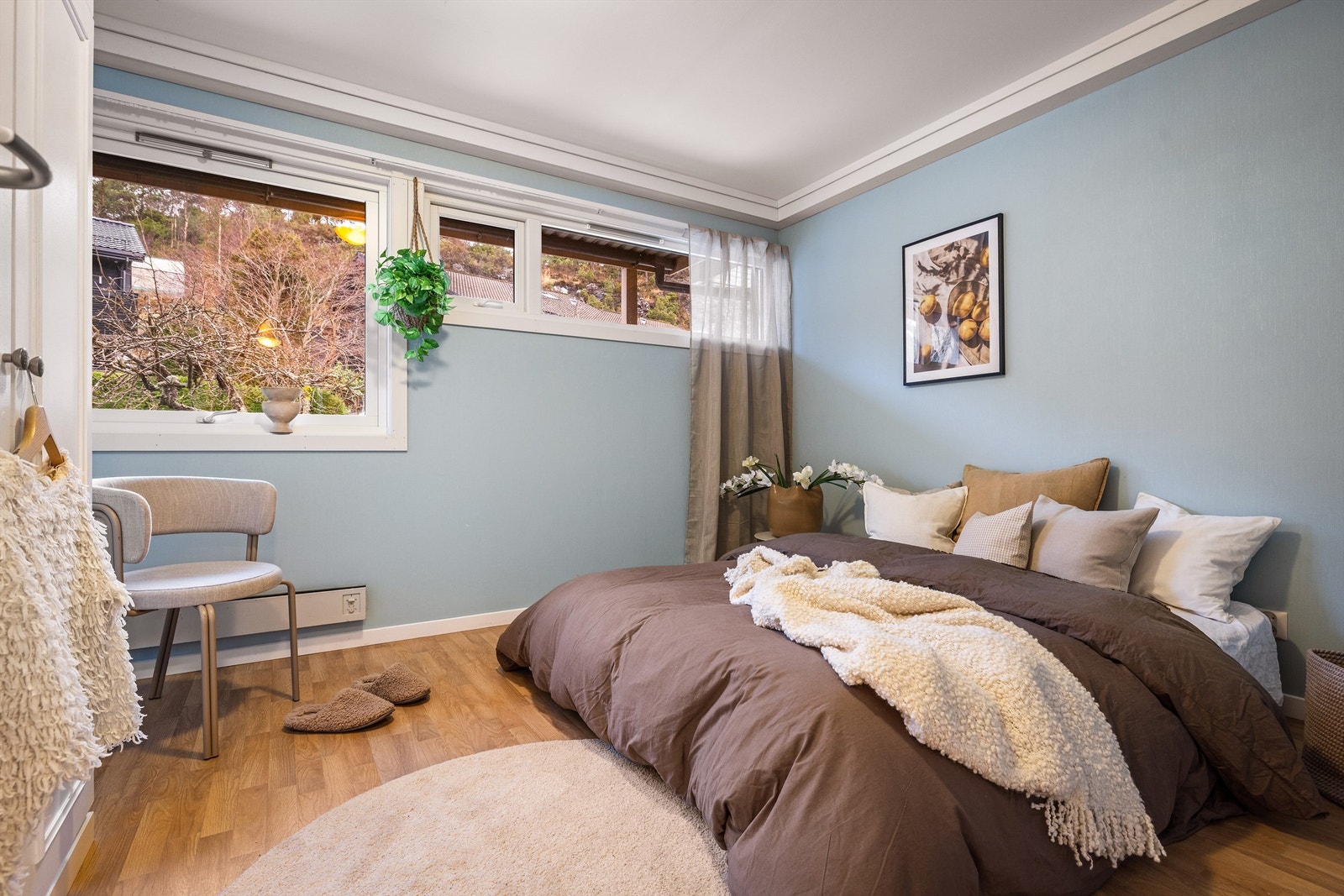 - Hovedsoverom på 11 kvm med plassbygget garderobeløsning - Galleribilde