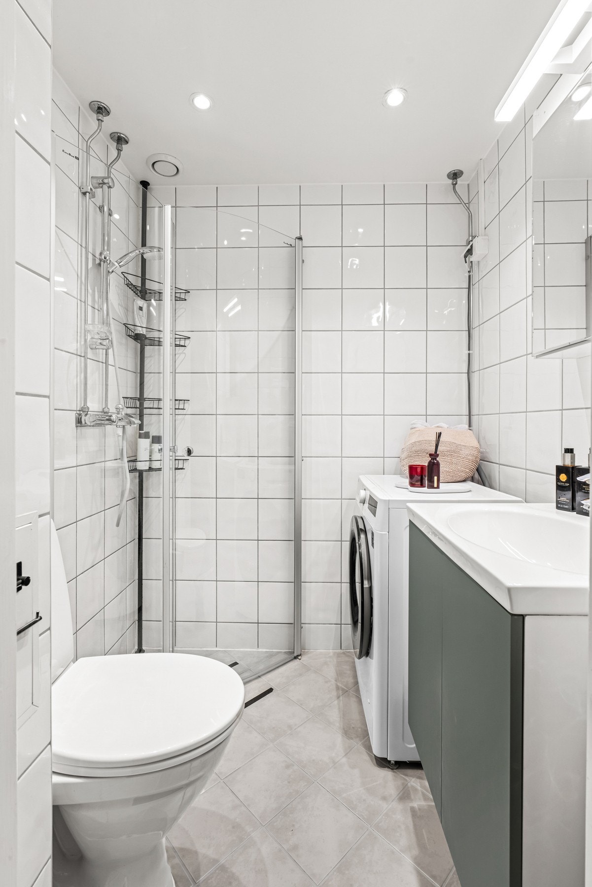 Tidløse fliser på gulv og vegg samt gulvvarme. Opplegg til vaskemaskin. Galleribilde