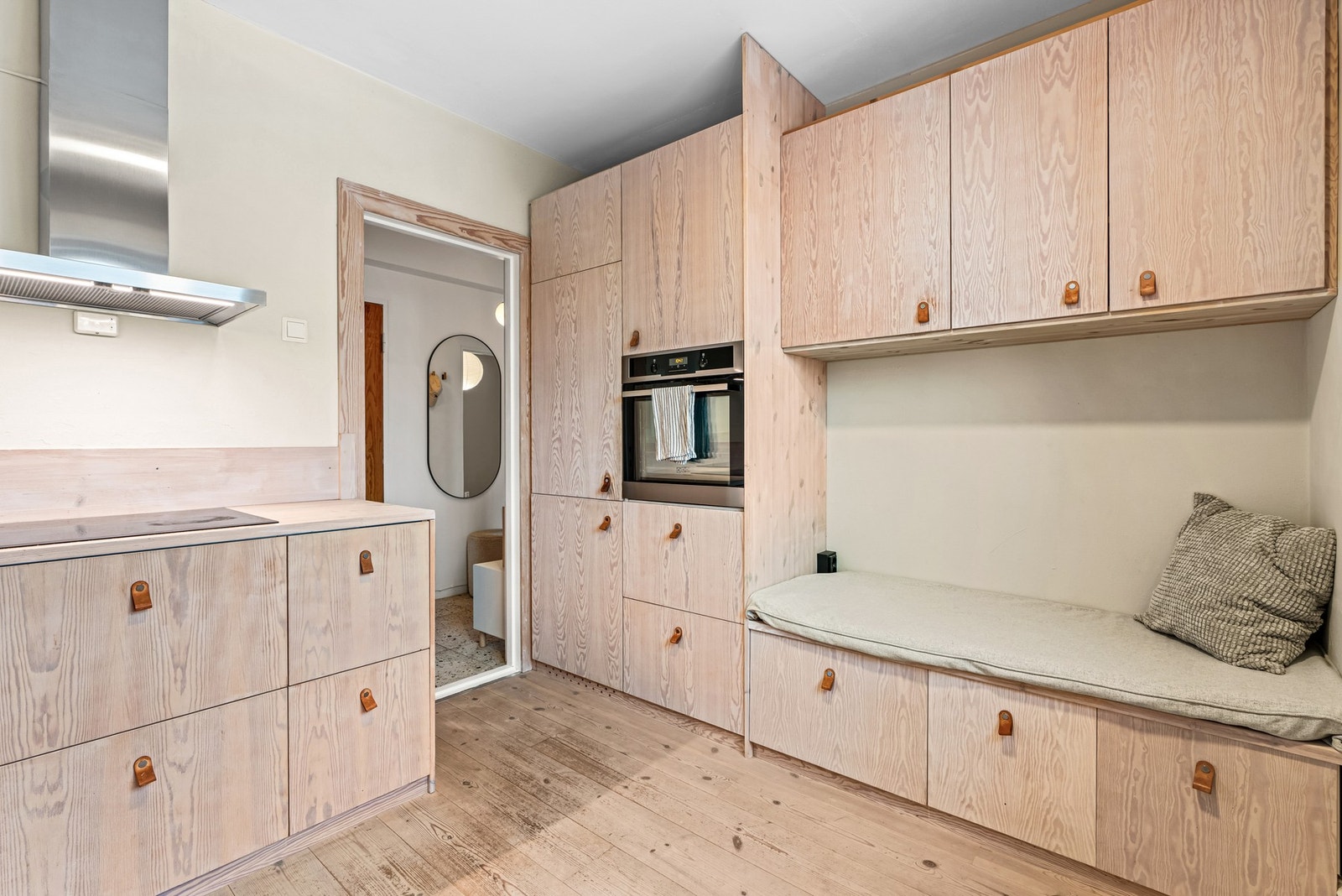 Det er godt utnyttet med benke- og skapplass, i tillegg til rom for eget spisebord ved vinduet. Galleribilde