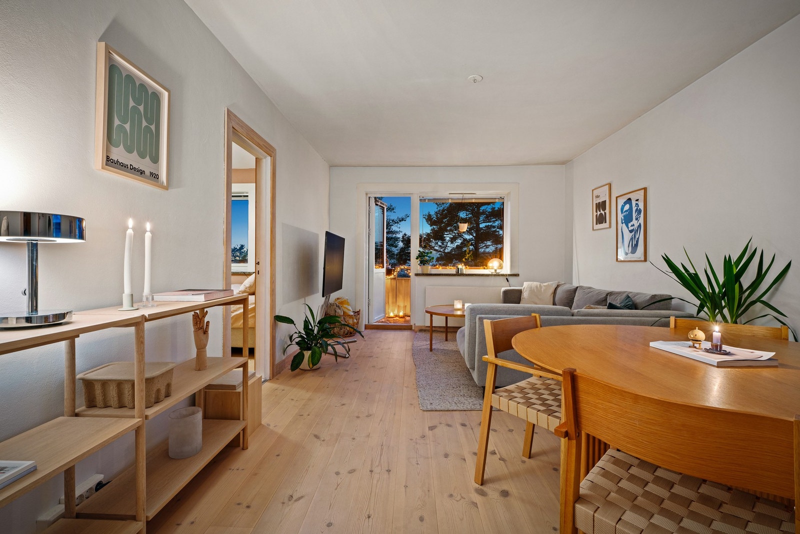 Det er god plass til sofa- og medieløsninger samt eget spisebord i stuen. Galleribilde