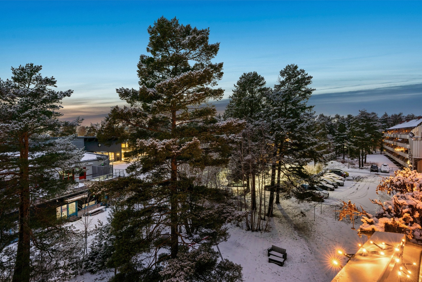 Nyt en rolig, idyllisk og behagelig utsikt fra balkongen. Galleribilde