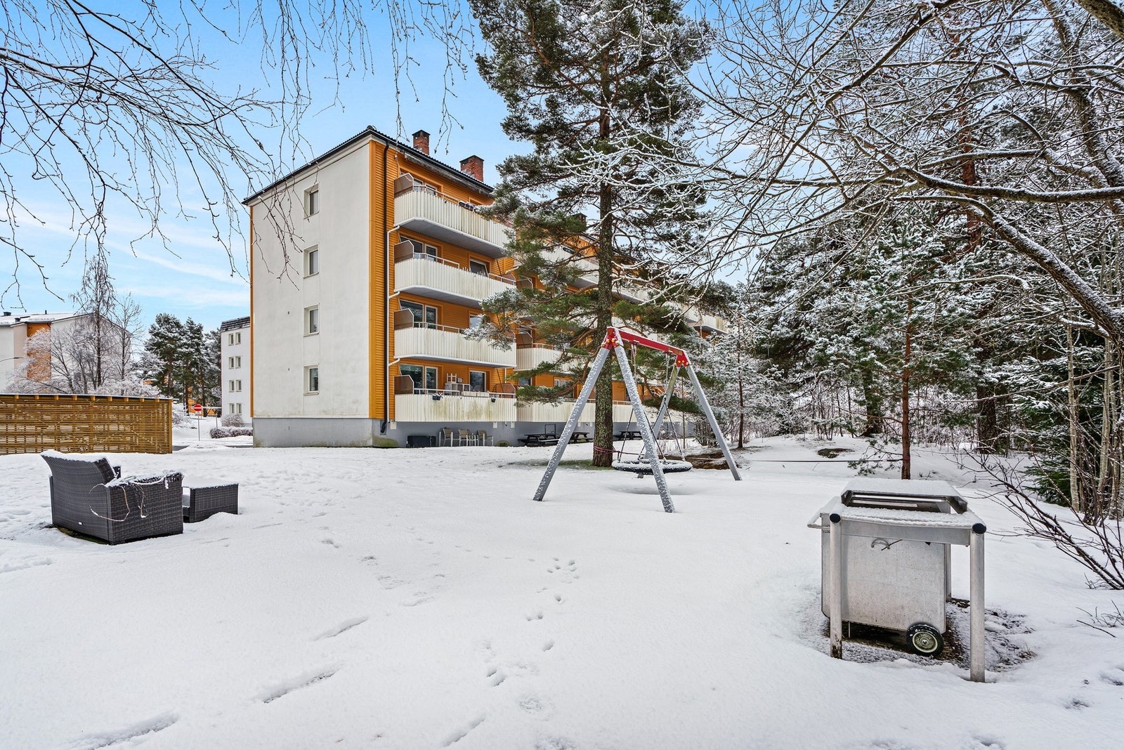 Det ble nylig, 2025, oppgradert inngangsparti samt installert nytt callingsystem. Galleribilde