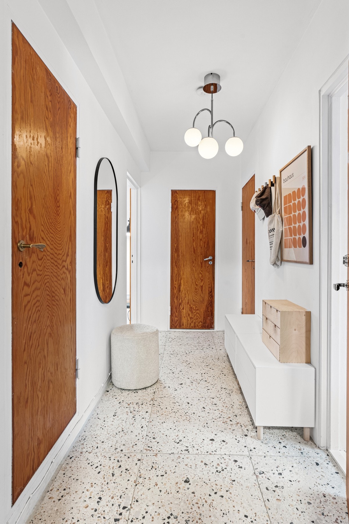 Rommet har plass til ytterbekledningen din, samt at det er direkte tilgang til en innvendig bod som benyttes som walk-in. Galleribilde