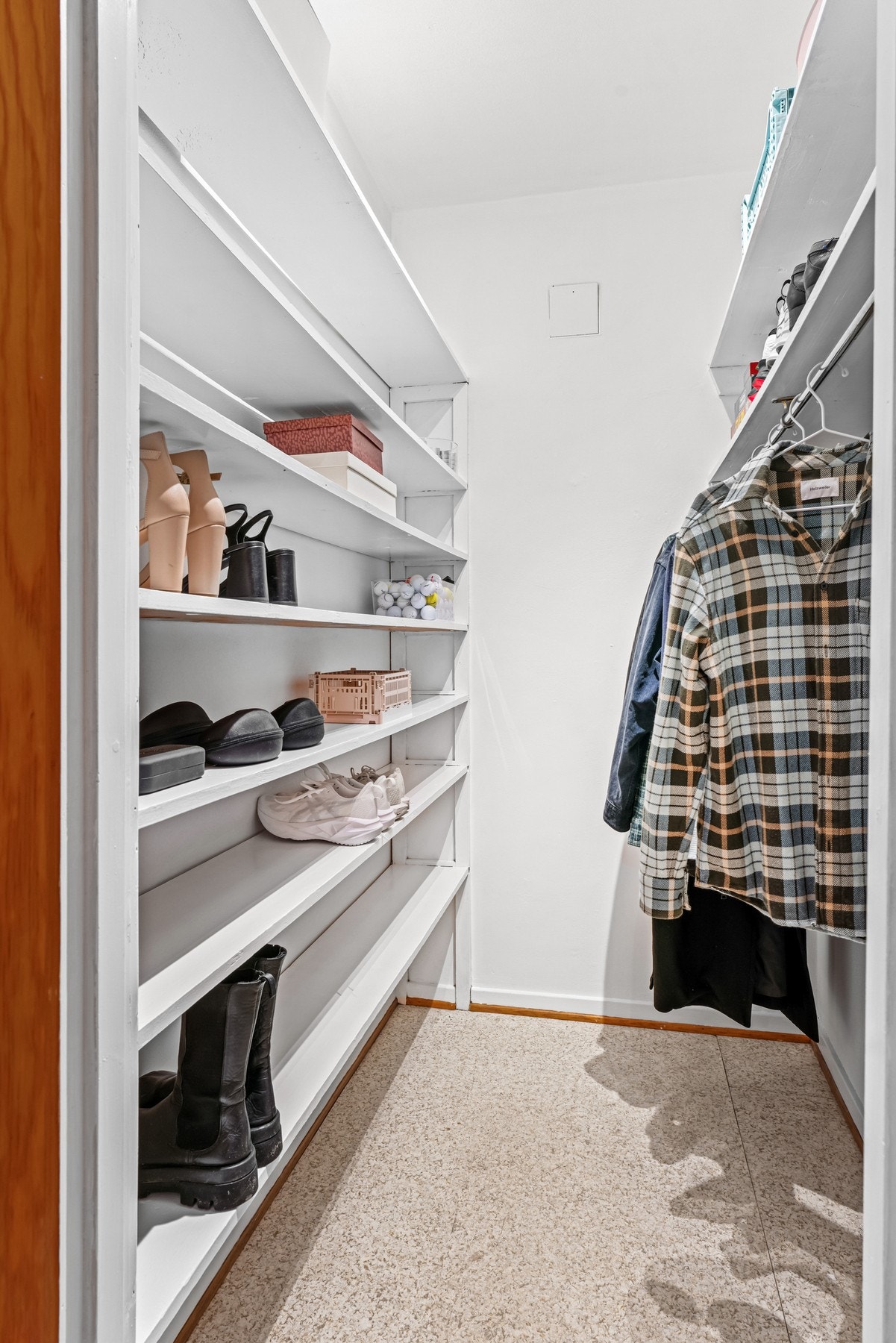 Her er den innvendige boden med tilgang fra entréen. Utmerket walk-in / Garderoberom. Galleribilde