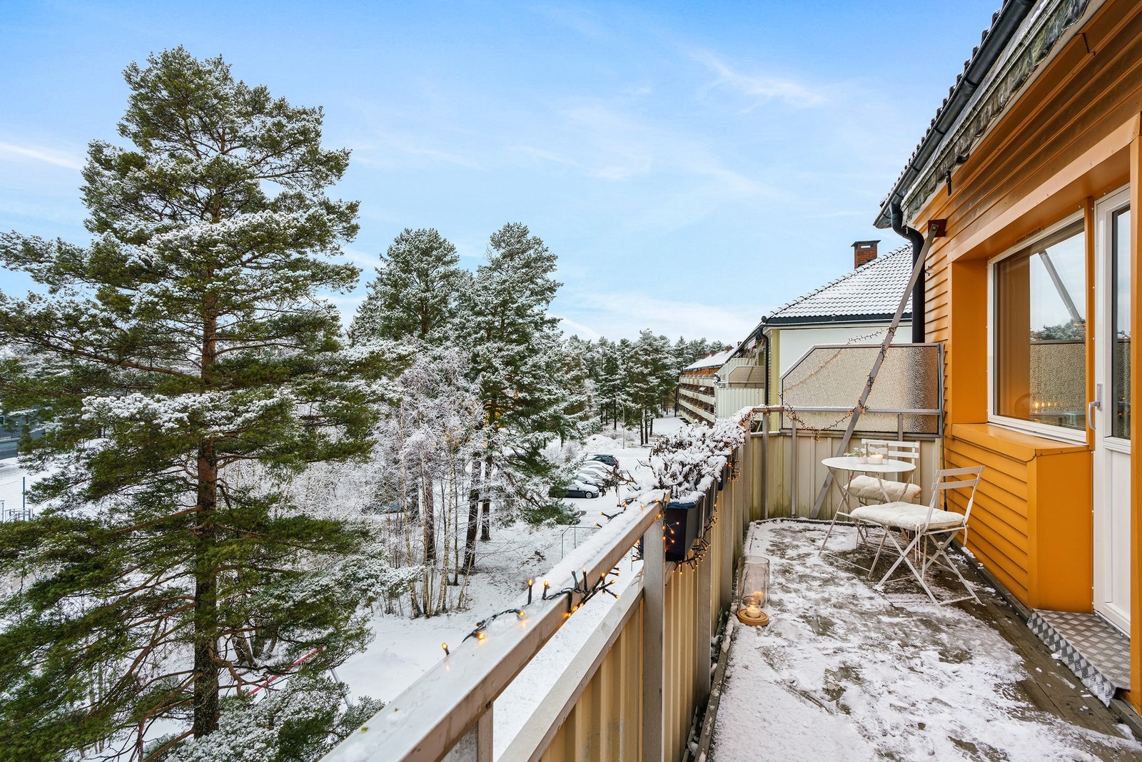 Balkongen kan være svært fantastisk i sommerhalvåret, da den byr på ettermiddag- og kveldssol i rolige omgivelser. Galleribilde