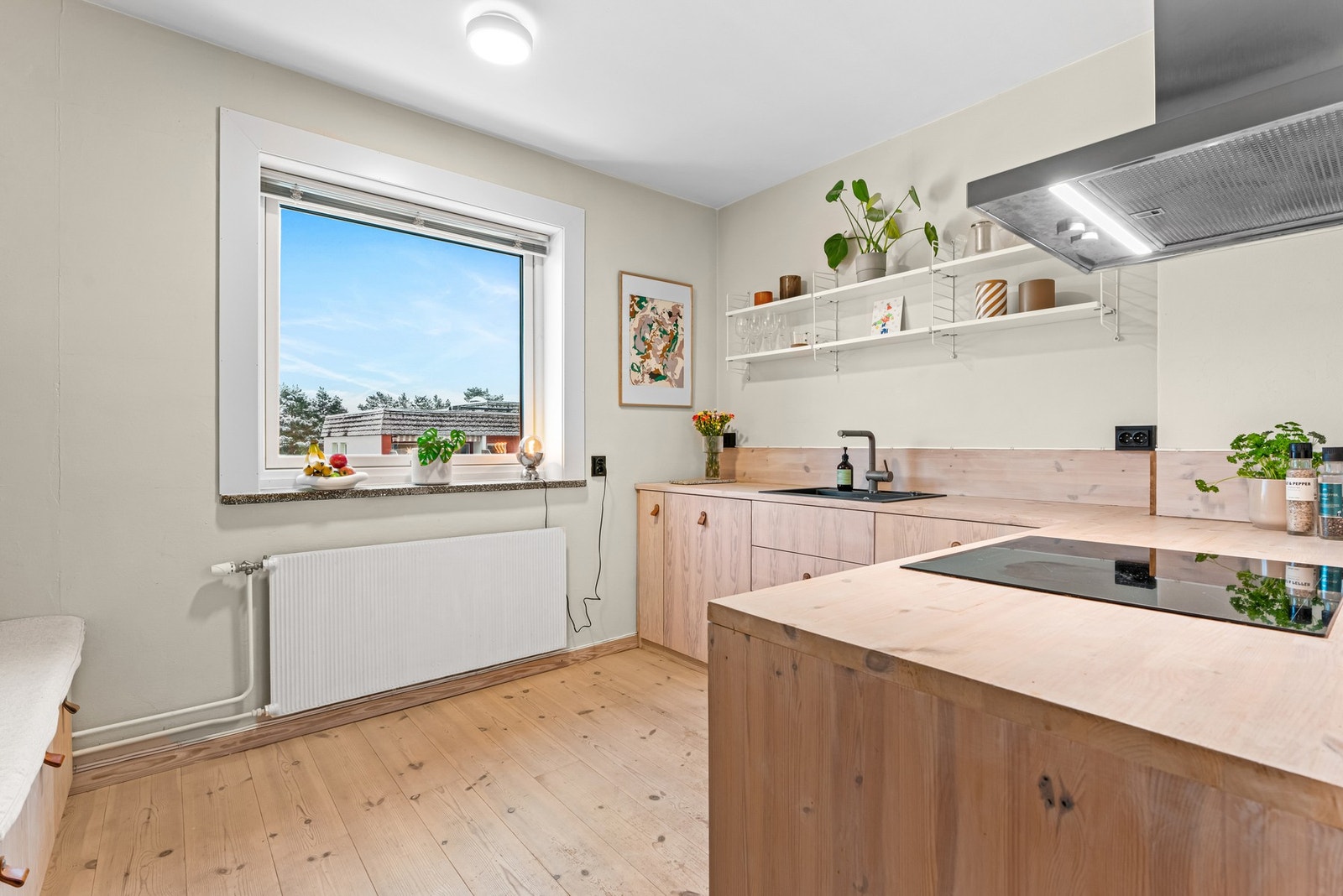 Kjøkkenet ligger adskilt fra stuen, ble oppusset i 2019 og har en god snekkertilpasset standard. Galleribilde