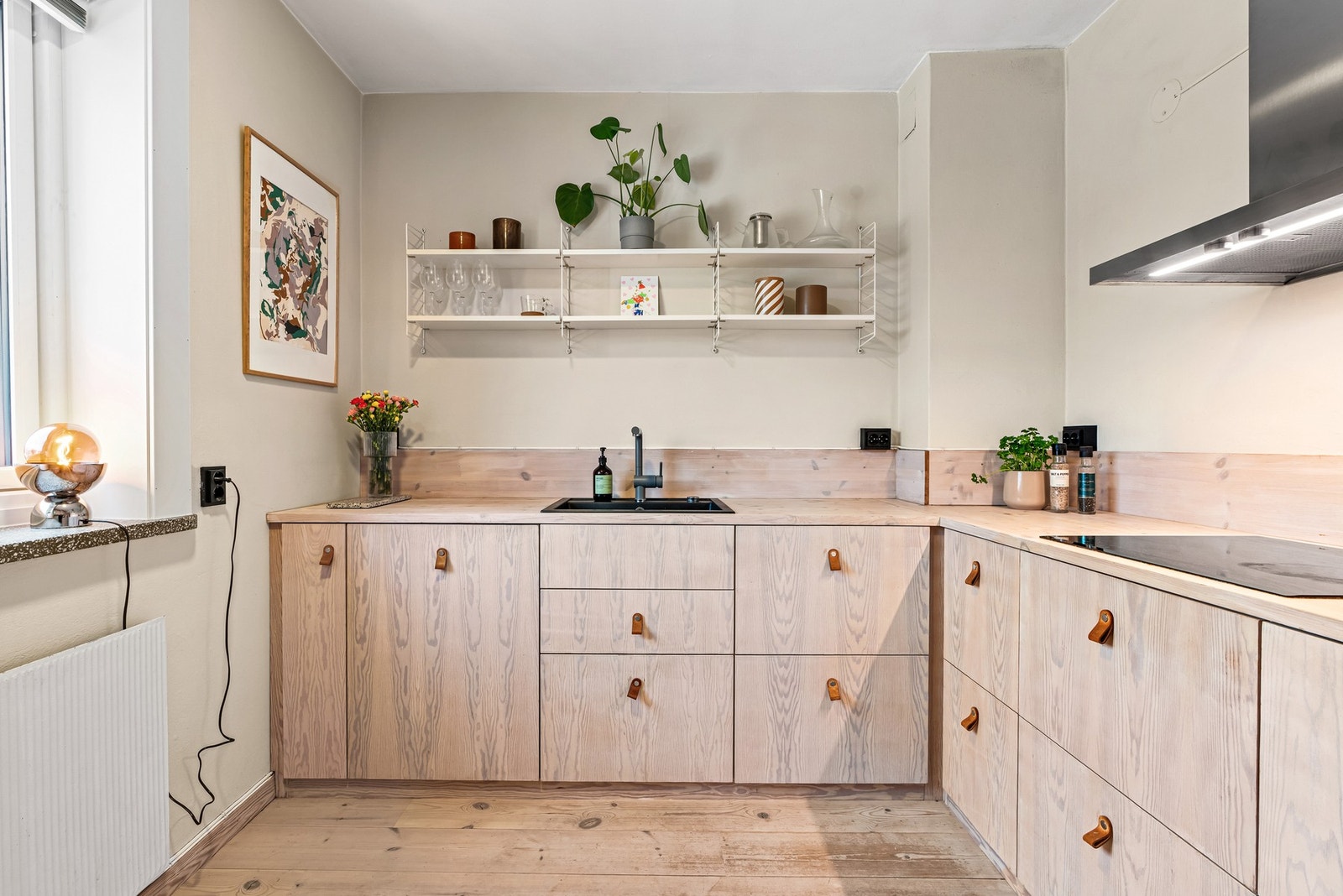 Stilrent kjøkken fra 2018 med utelukkende integrerte hvitevarer. Galleribilde