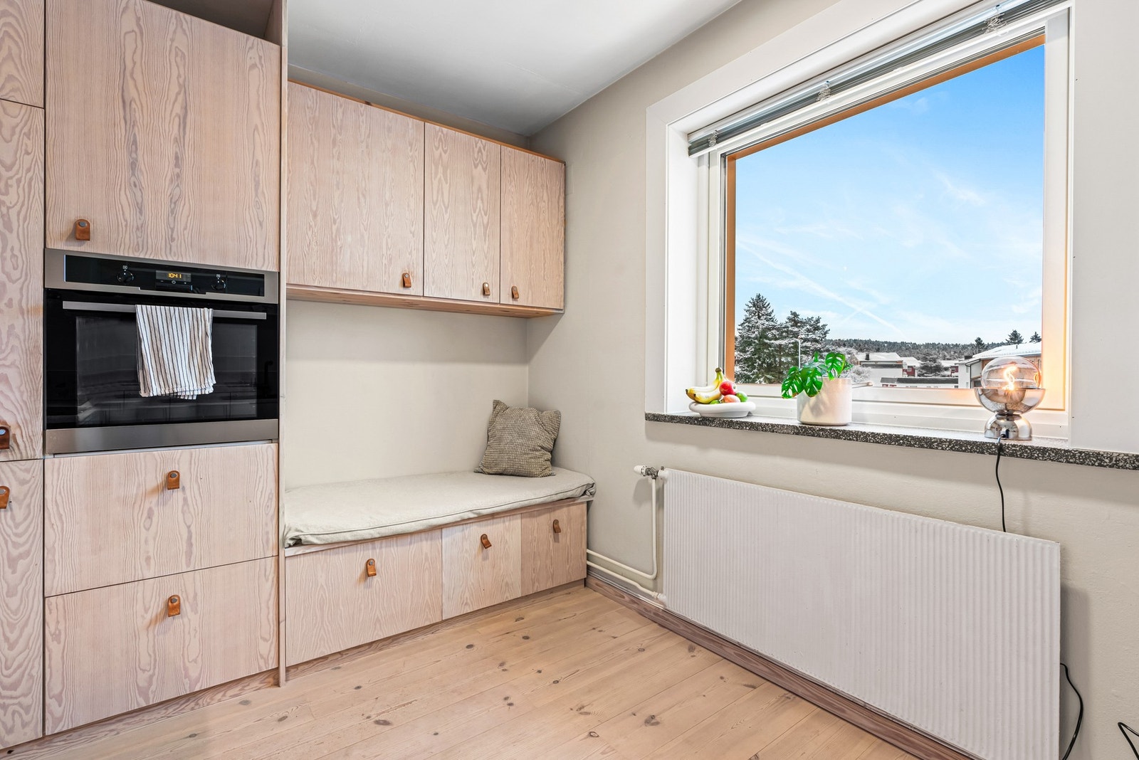 Et stort vindu gir masse lys og sørger for et godt arbeidsrom for tilberedning av måltidene. Galleribilde