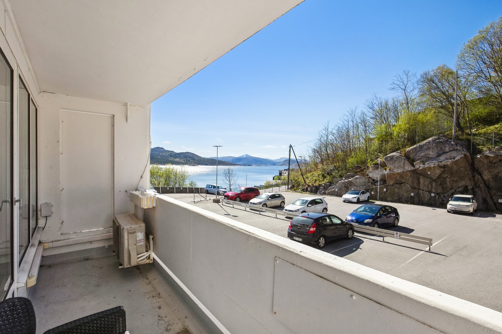 Leiligheten ligger i høy 1 etasje og veranda m/utsikt Galleribilde