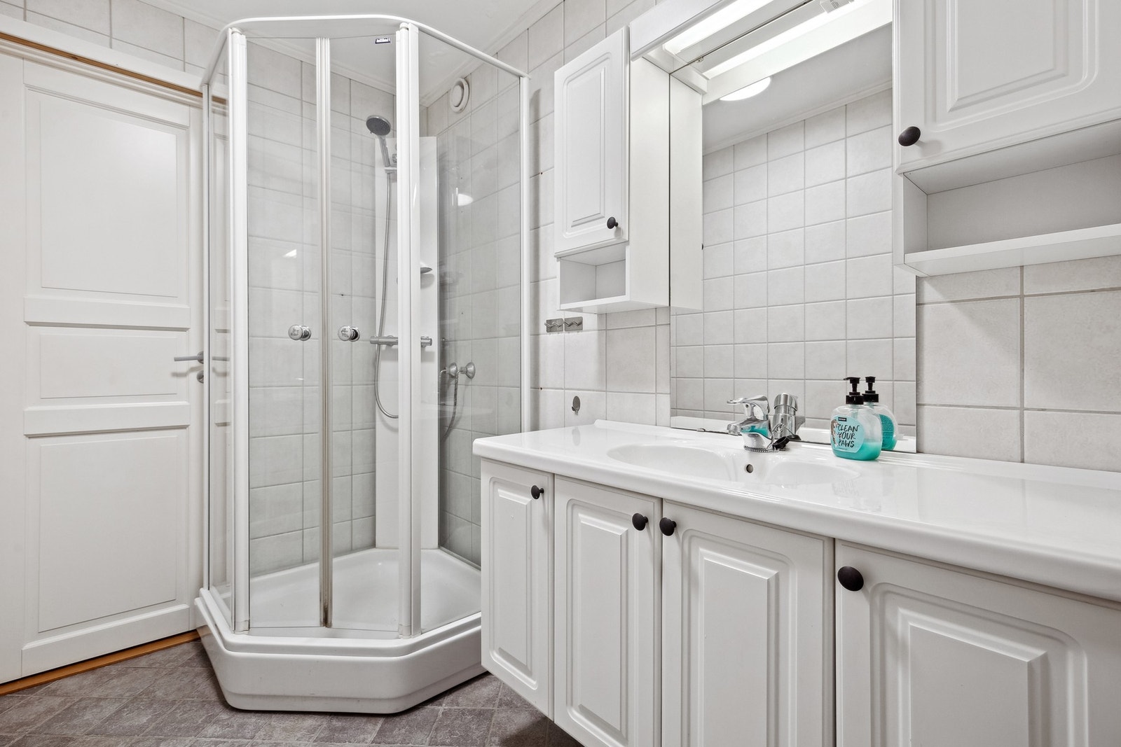 Flislagt bad m/varme i gulv. Innredning m/nedfelt servant og dusjkabinett Galleribilde