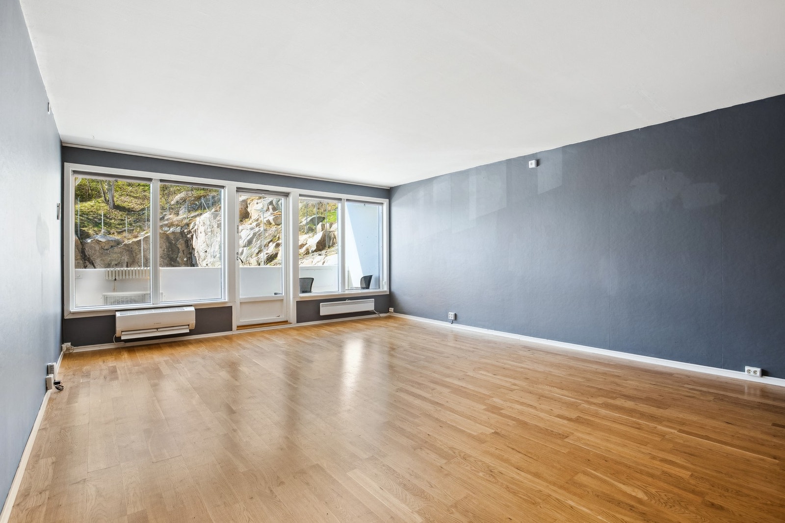 Romslig stue med god plass til sofagruppe og spisestue. Store vindusflates som gir godt lysinnslipp Galleribilde