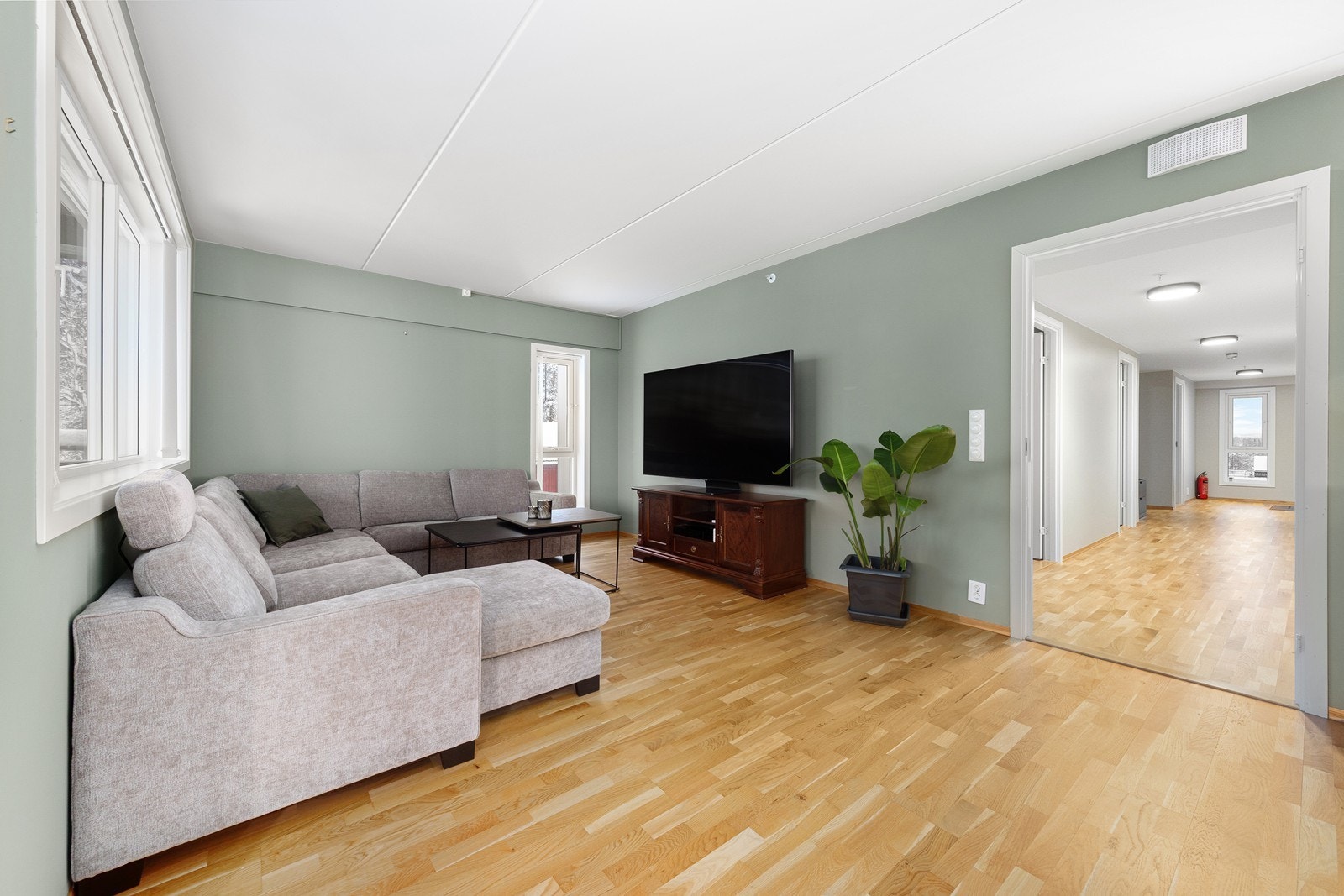 Dette er den perfekte leiligheten for deg som ønsker en smidig overgang fra enebolig til leilighet, med romslige løsninger og en hjemlig atmosfære. Galleribilde