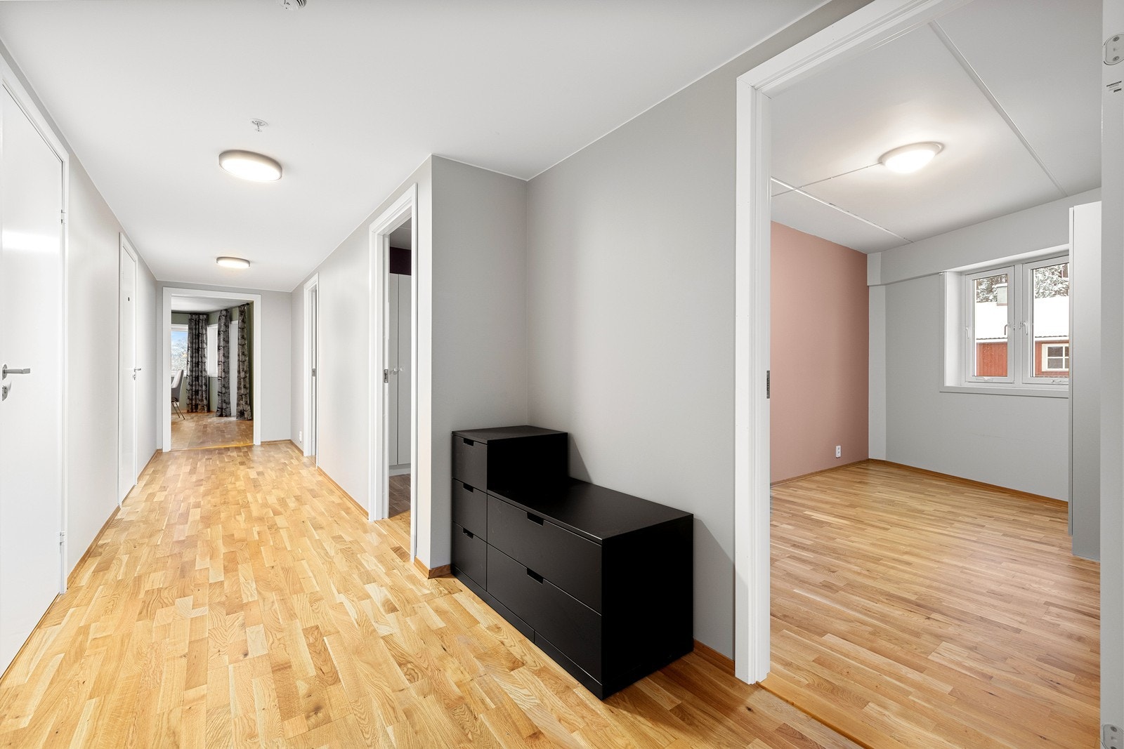 Leiligheten har en gjennomgående planløsning hvor man kommer inn i en lys og romslig entré. Her er det godt med plass til sko, yttertøy og eventuelt et garderobeskap. Galleribilde