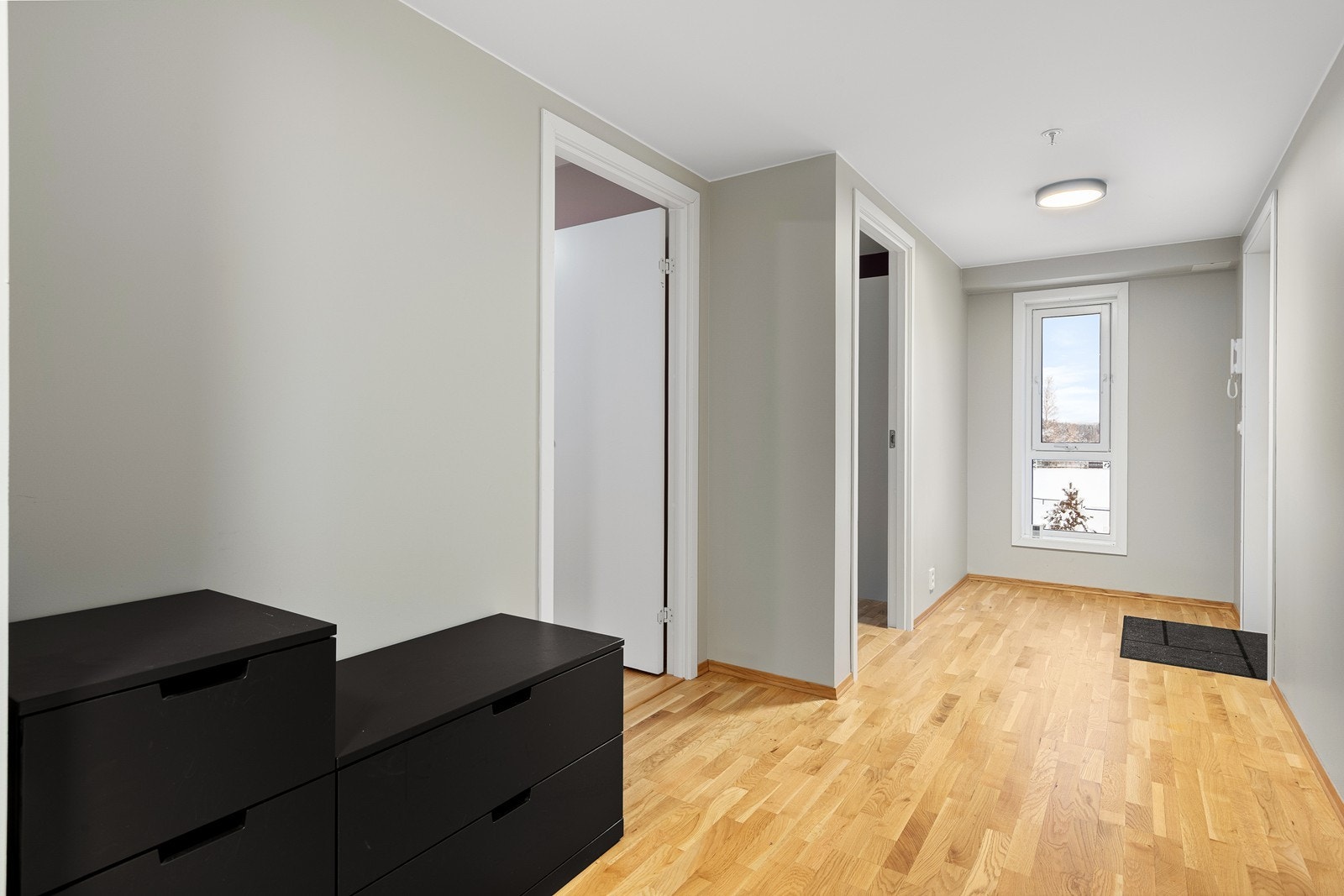 Denne innholdsrike 5-roms leiligheten har god standard og fine overflater, hvor det er innvendige vegger og tak med malte flater, og gulv med 3-stavs eikeparkett på alle rom. Galleribilde